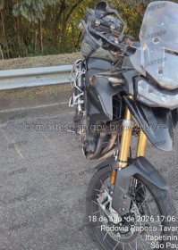 Motociclista fica gravemente ferido após bater em caminhão