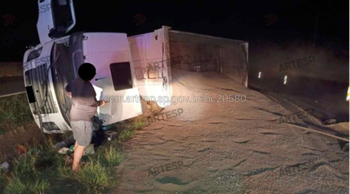 Caminhão com adubo tomba em rodovia de Tatuí