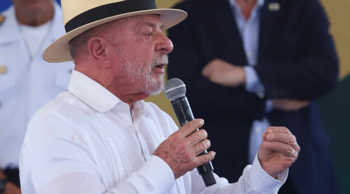 Lula promete recursos para submarino nuclear