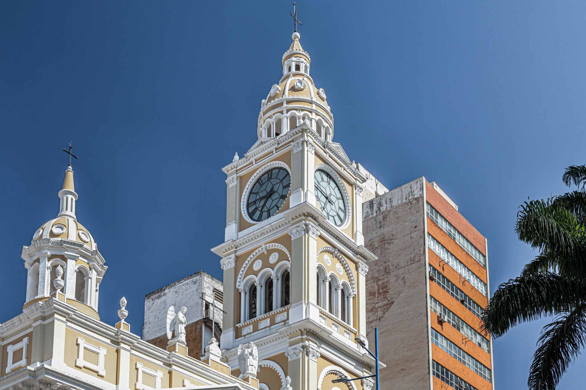Relógio na torre da Catedral Metropolitanaé um dos mais icônicos da cidade