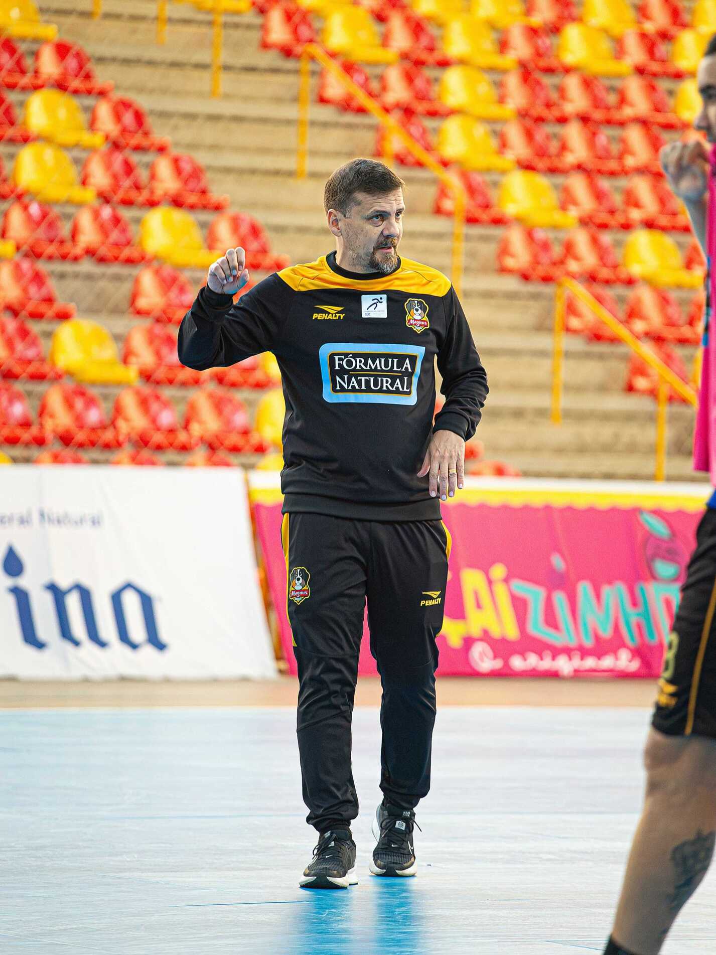 Ricardinho treinador da equipe na preparação pro jogo