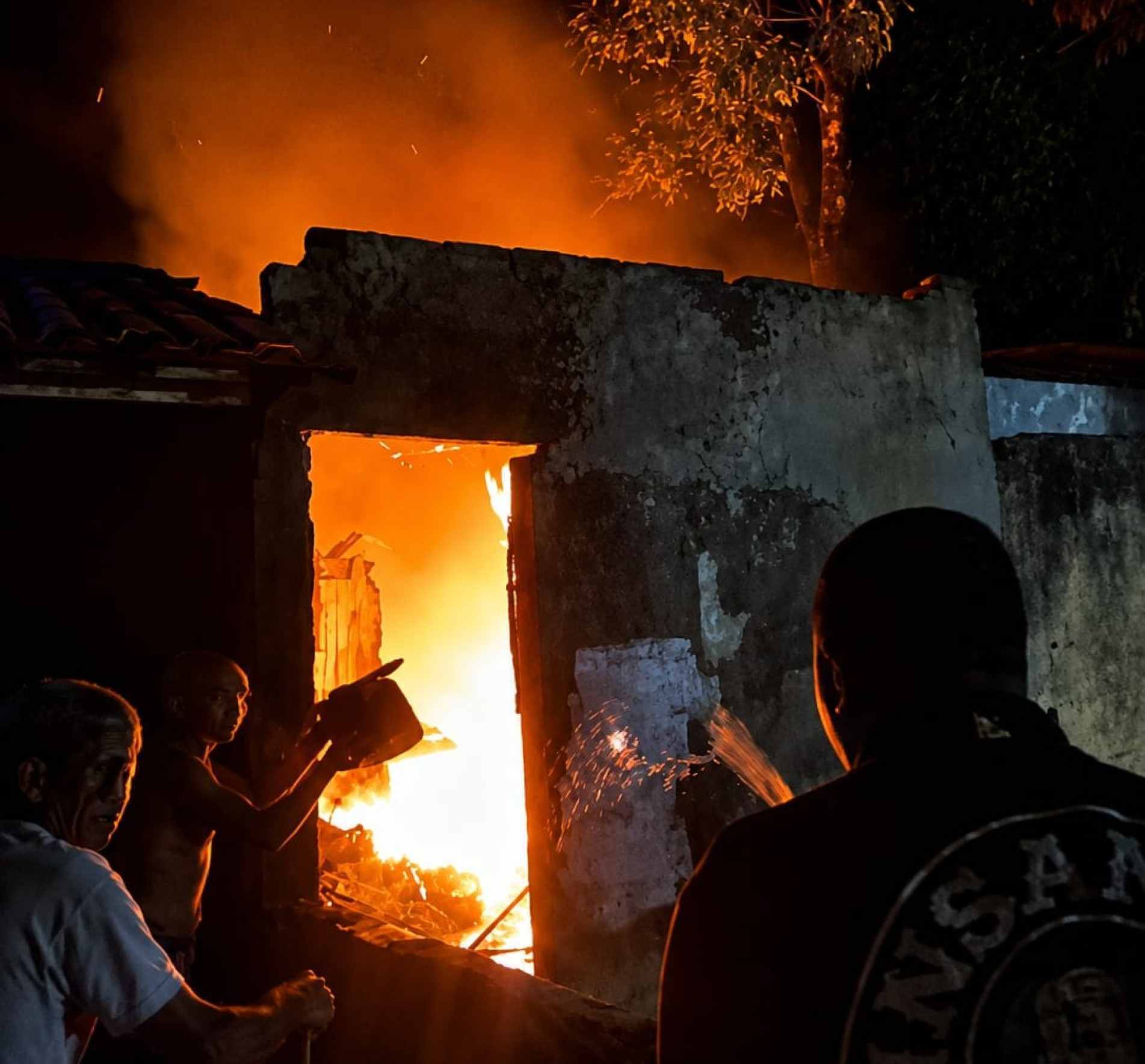 Integrantes de um motoclube ajudaram no combate as chamas