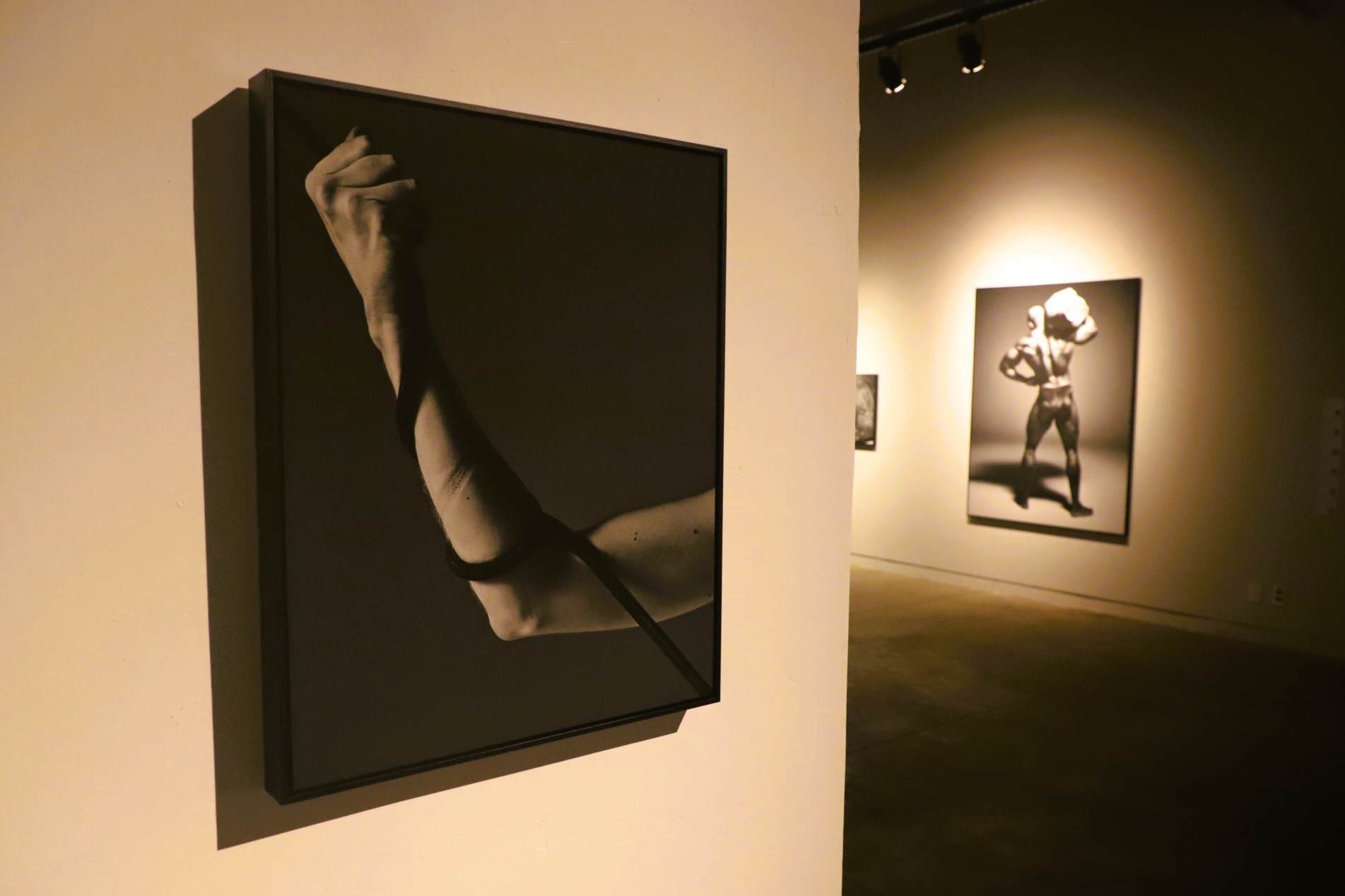 Com imagens em preto e branco e grande
impacto visual, exposição convida o públicoa uma experiência sensorial e instigante