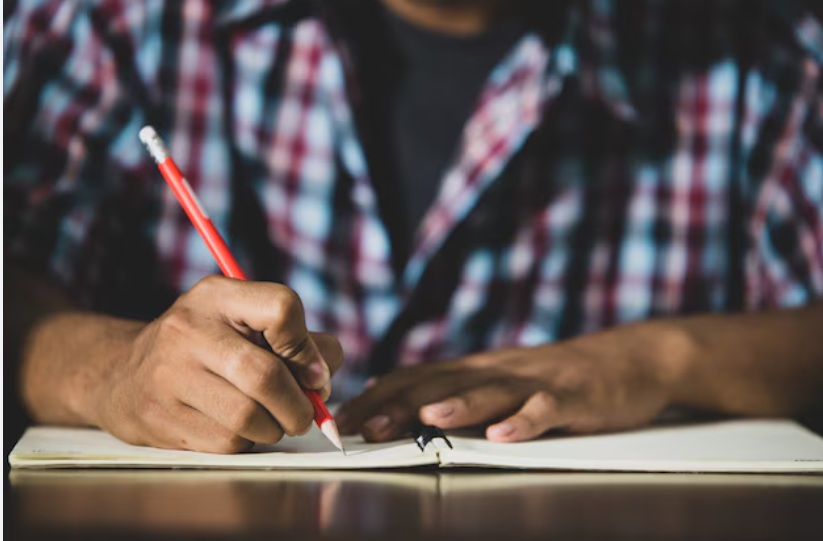 Estudante fazendo uma redação