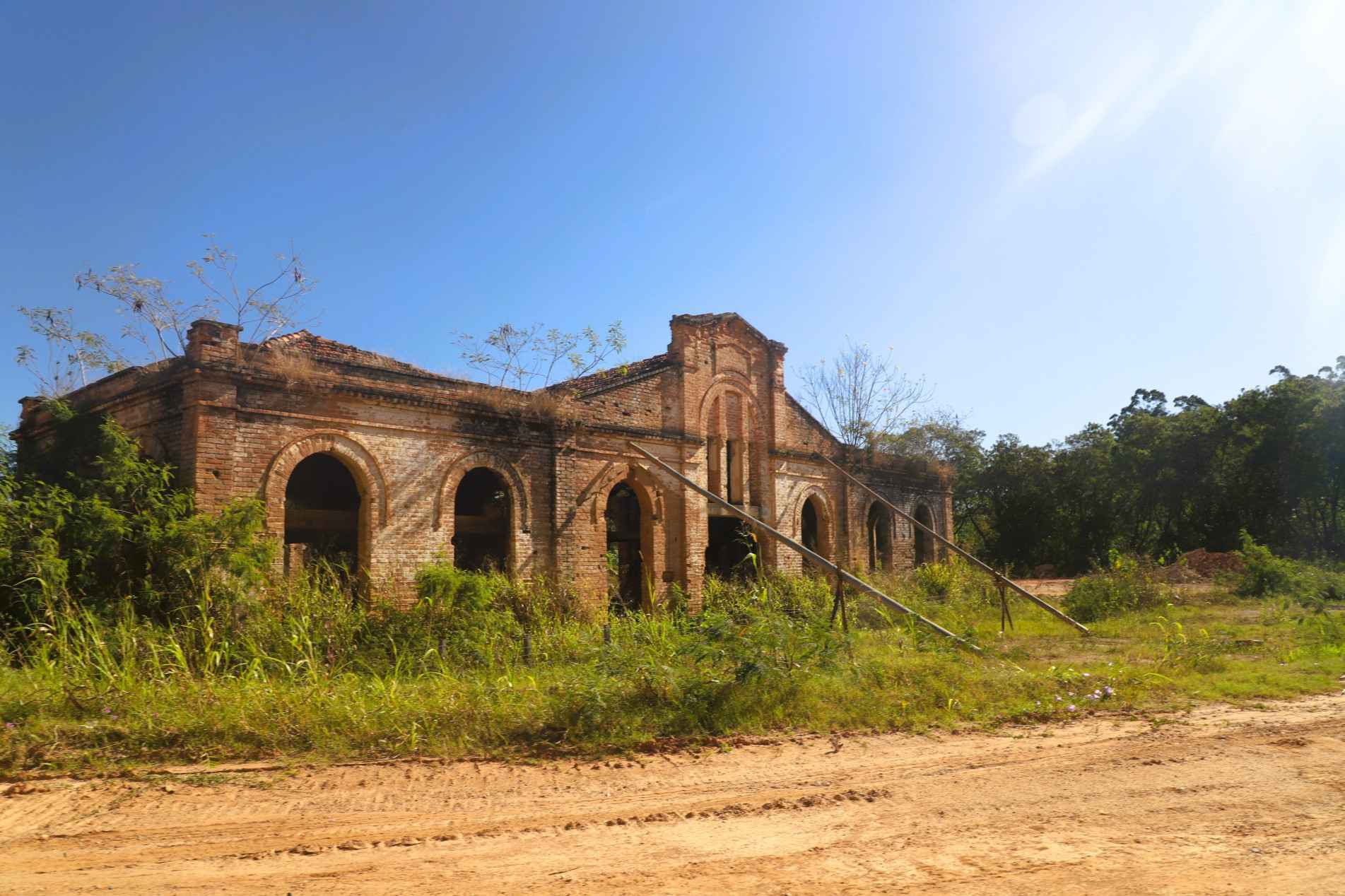 Paredes de tijolos do Matadouro são escoradas