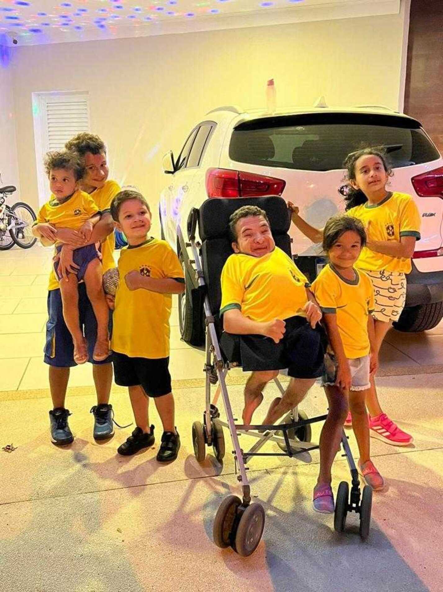 Arthur, com Heloísa no colo, ao lado de Leonardo; ao centro, Hugo, Sofia e Manuela