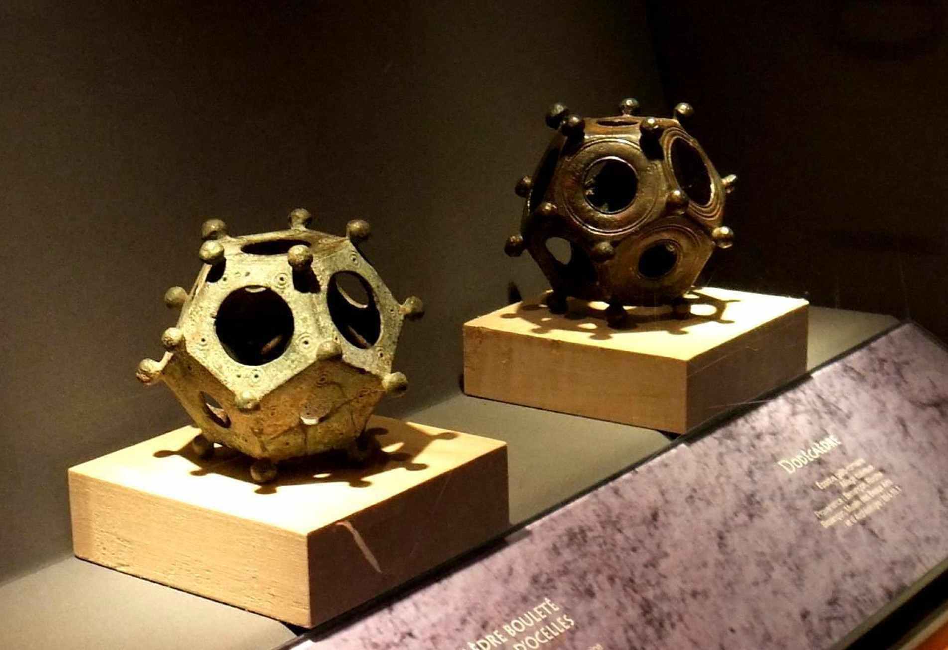 Dodecaedro romano tem 12 lados e furos de diferentes 
tamanhos, mas sua verdadeira função continua desconhecida