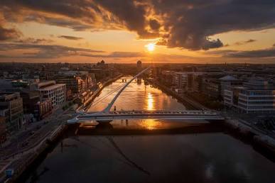 Dublin, a alma vibrante da capital irlandesa, com suas pontes 
históricas e o charme do rio Liffey