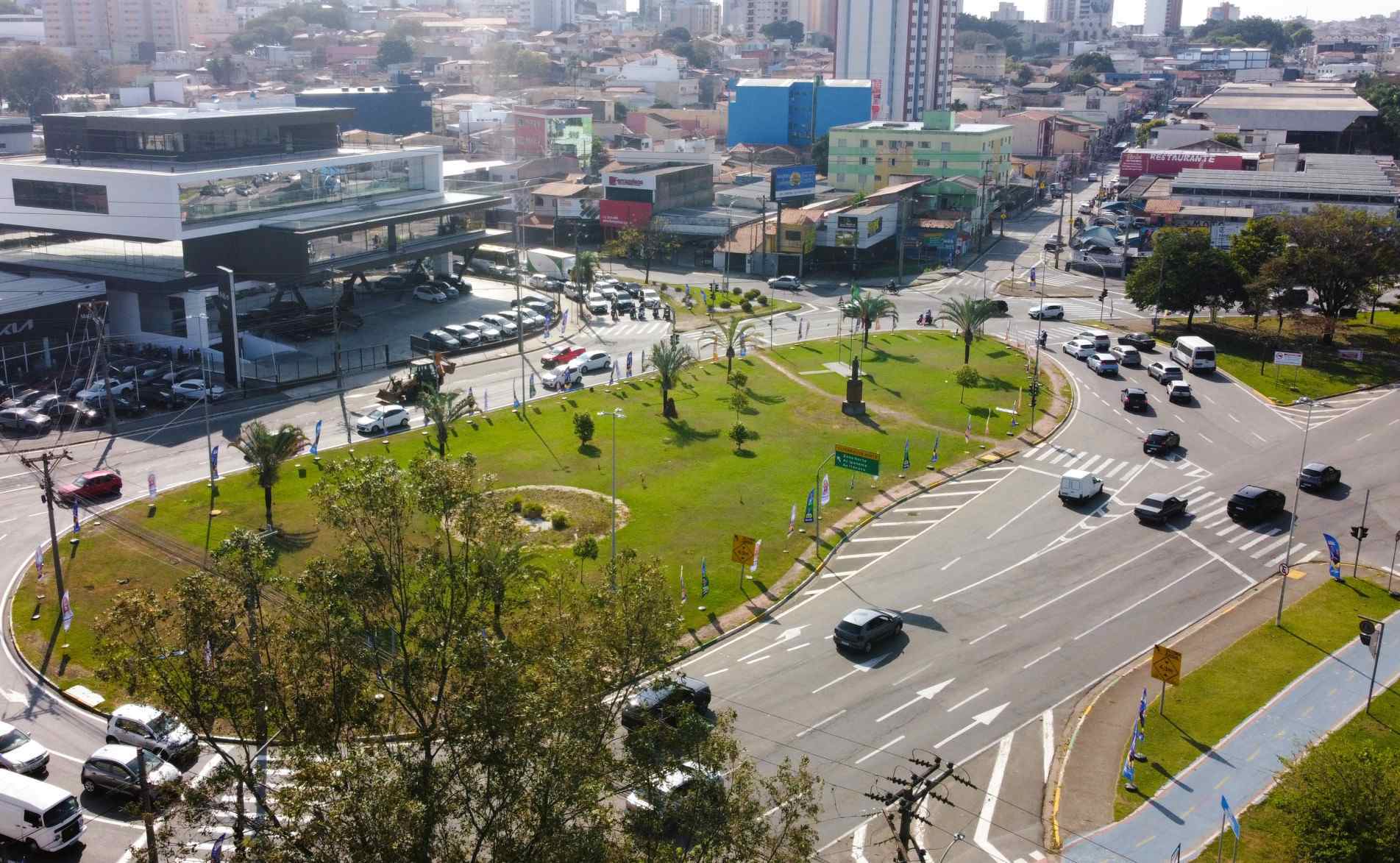 Pra&ccedil;a Dom Tadeu Strunck, no centro de Sorocaba, cheia de propagandas em sua borda