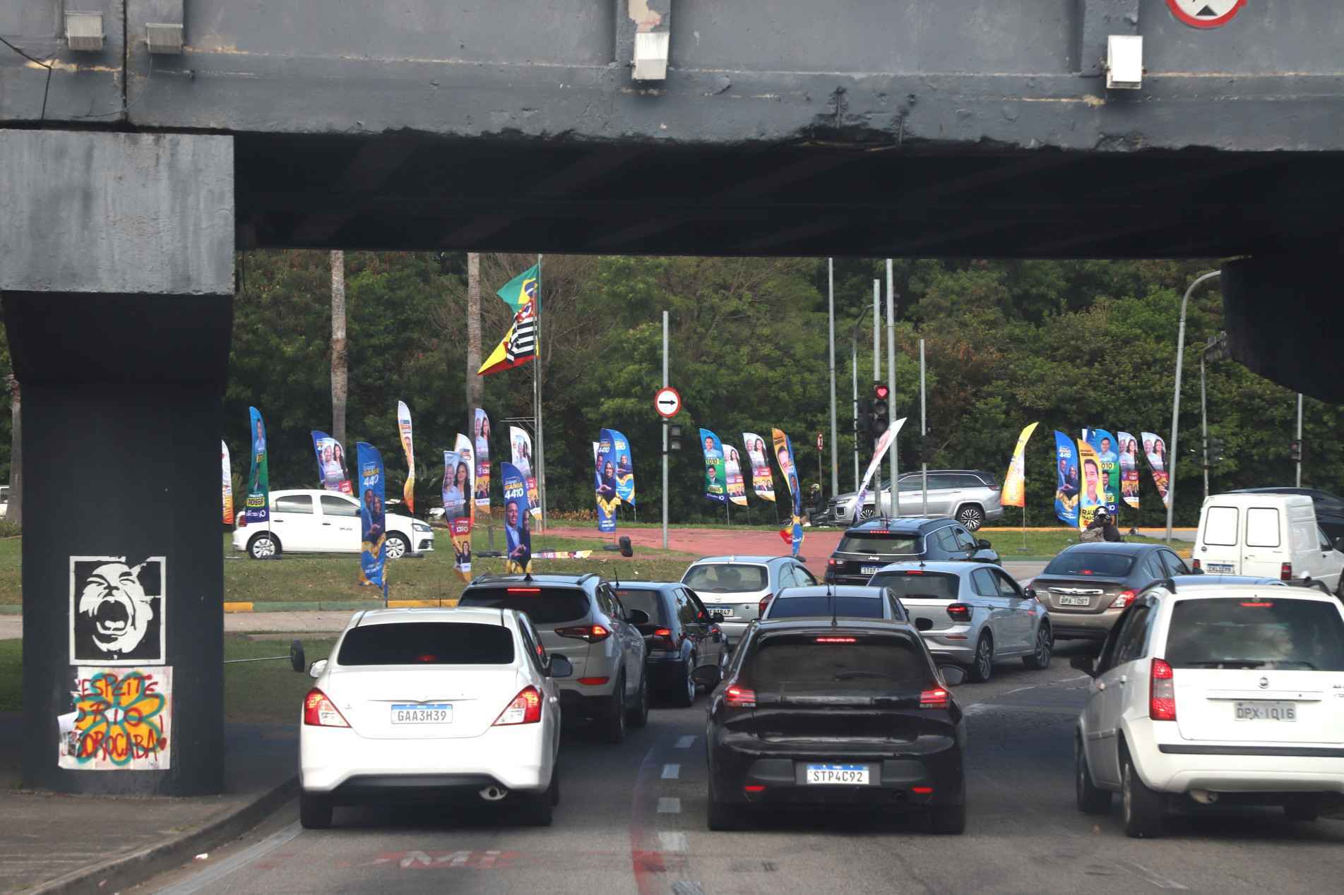 Legislação permite a utilização de bandeiras ao longo das vias públicas
desde que sejam móveis e não dificultem o trânsito de pessoas e veículos