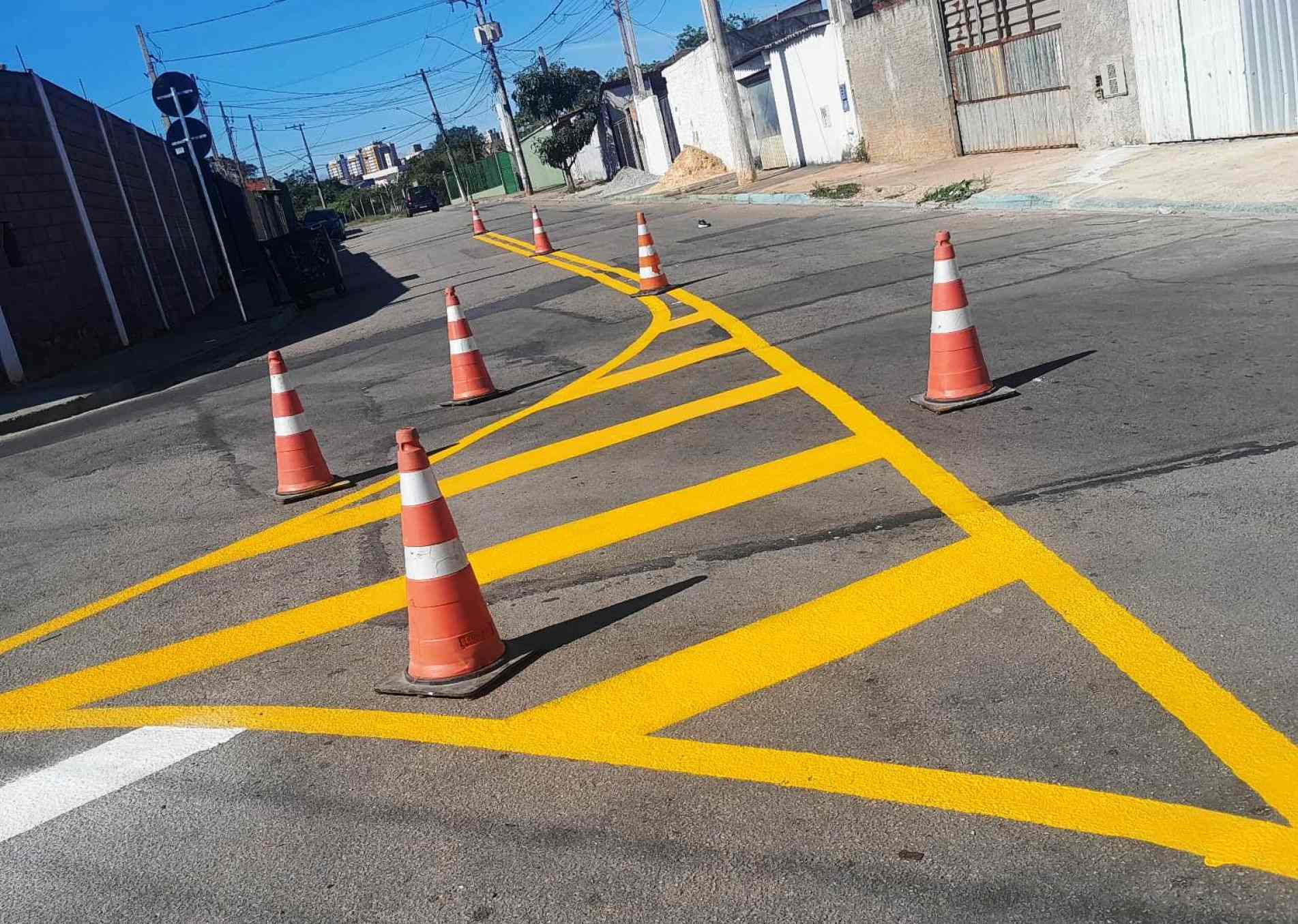 Foram implantadas 30 placas de trânsito e
120 metros quadrados de sinalização de solo