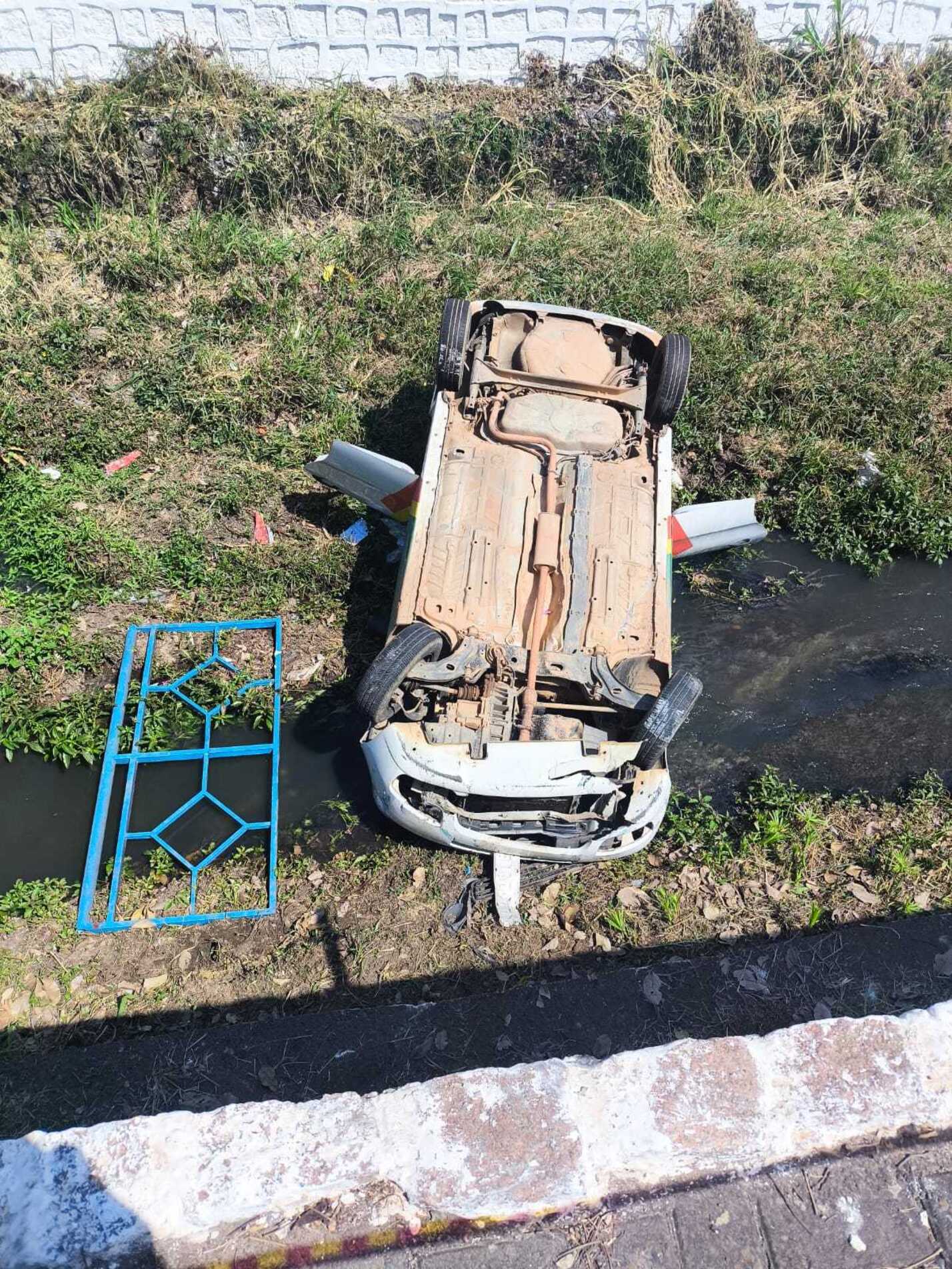 Servidora pública perde o controle do veículo, colide contra grade de segurança e cai em córrego em Itu