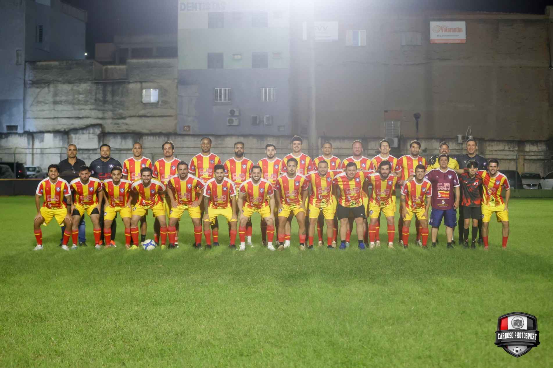 Com cinco vitórias e um empate em seis partidas, time marcou 33 gols e sofreu apenas quatro