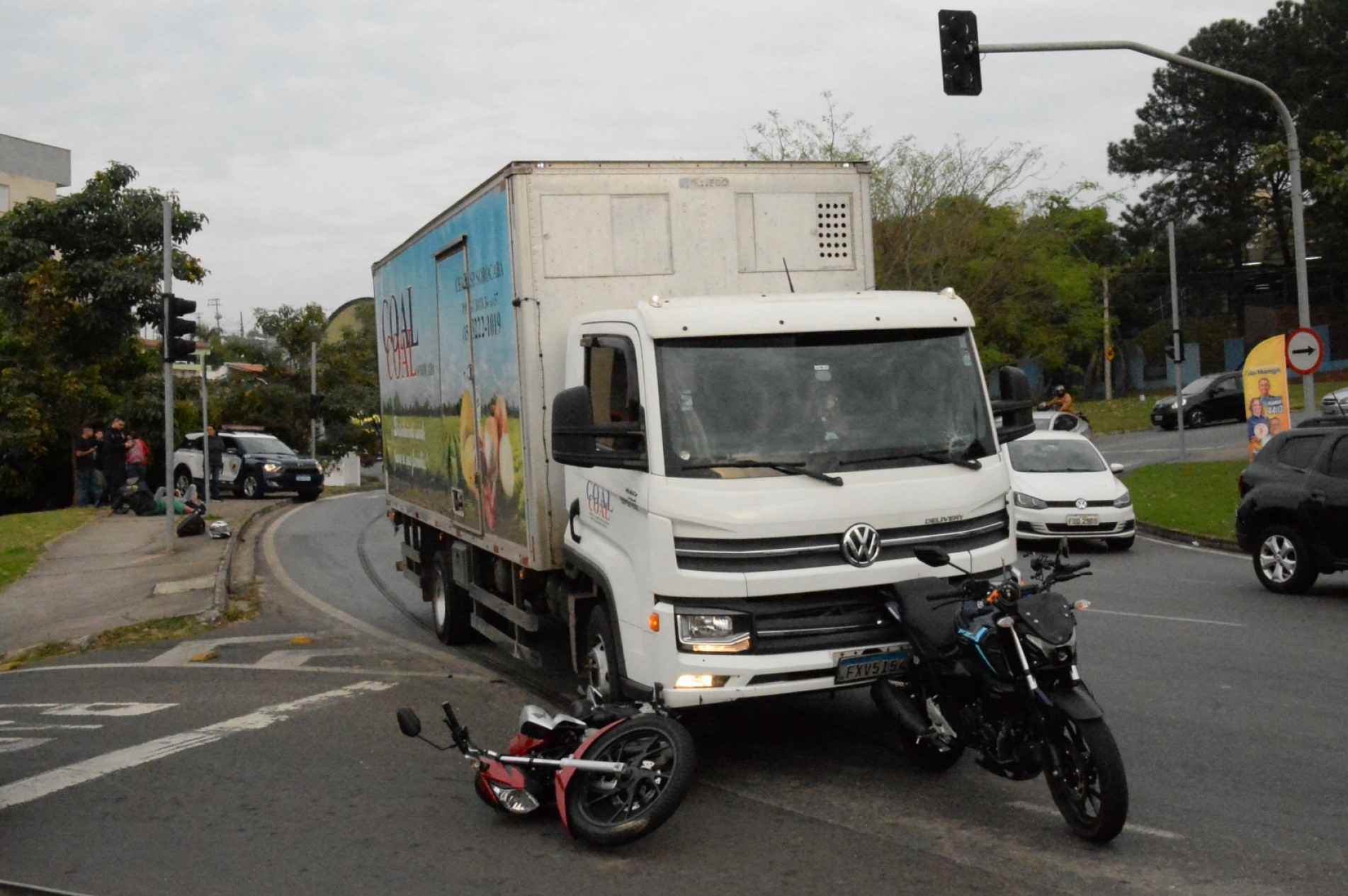 Caminhão que atingiu as motos 