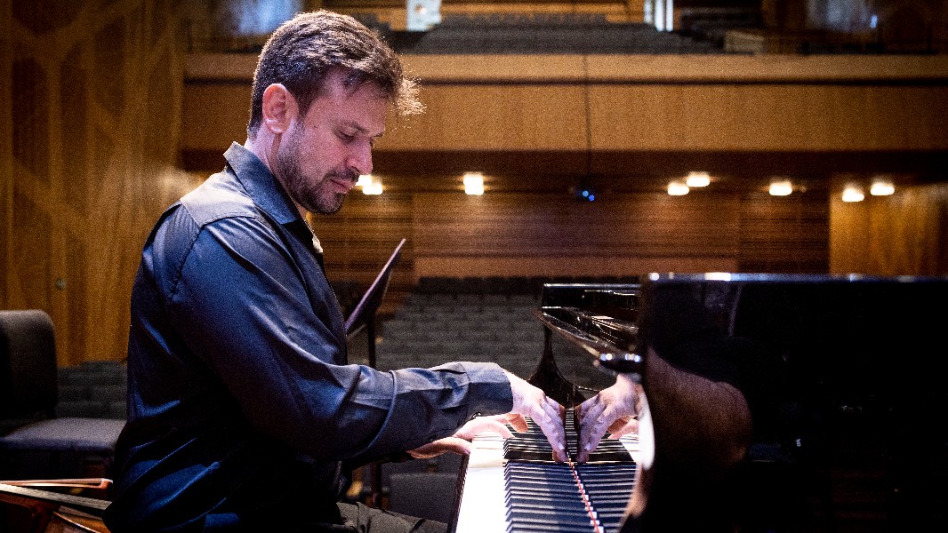 Reconhecido internacionalmente pela sensibilidade interpretativa e pelo refinamento técnico, Budu apresenta um recital inteiramente dedicado a Ludwig van Beethoven