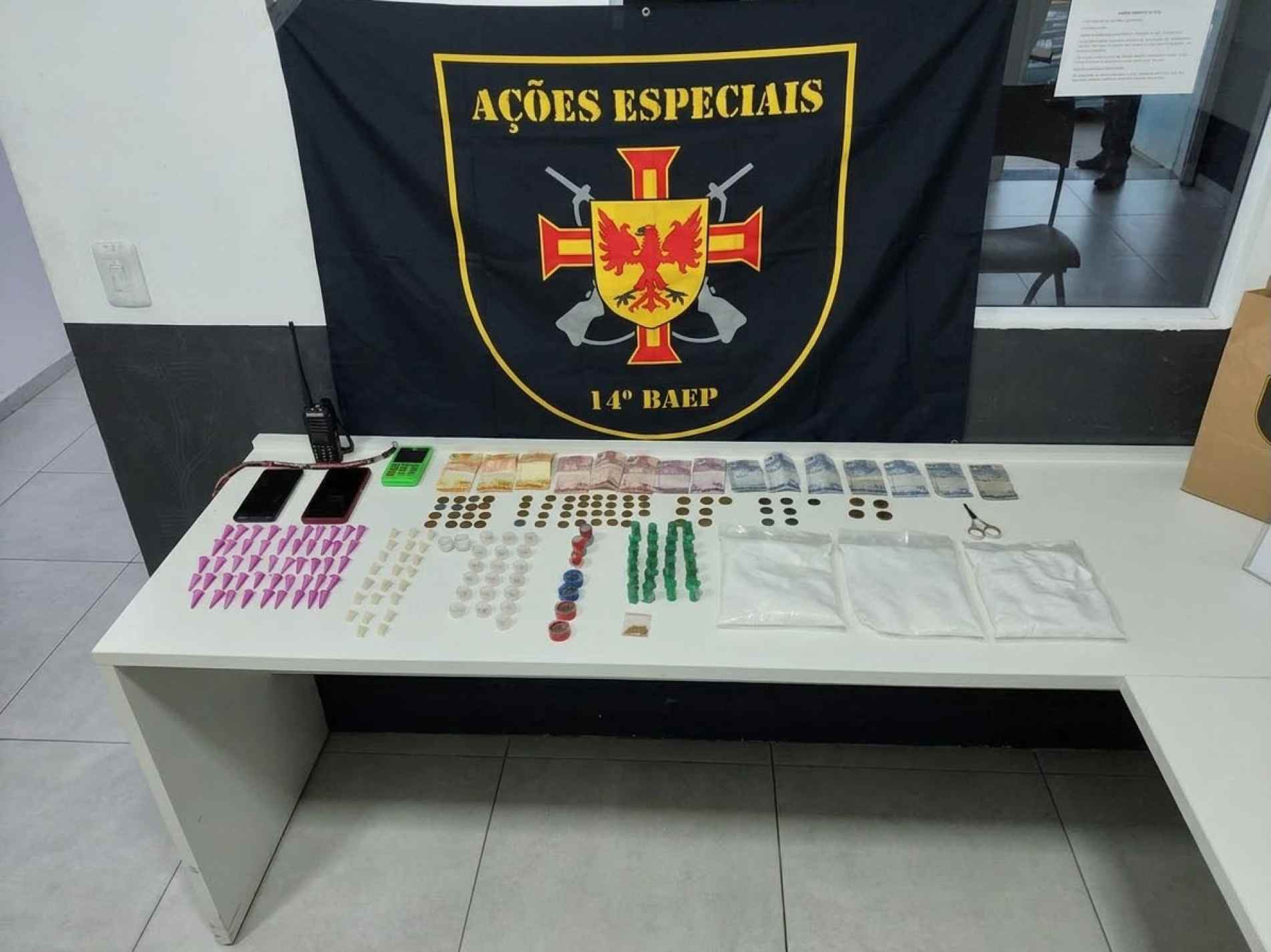 Porções de maconha, cocaína, crack e dry foram apreendidas durante a ocorrência no Habiteto