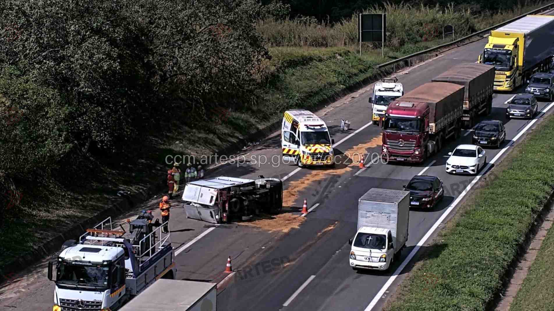 O trecho registrou quatro quilômetros de congestionamento, entre os quilômetros 55 e 59 da via