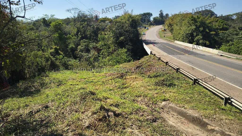 Veículo saiu da pista, bateu contra um barranco e caiu em uma ribanceira
