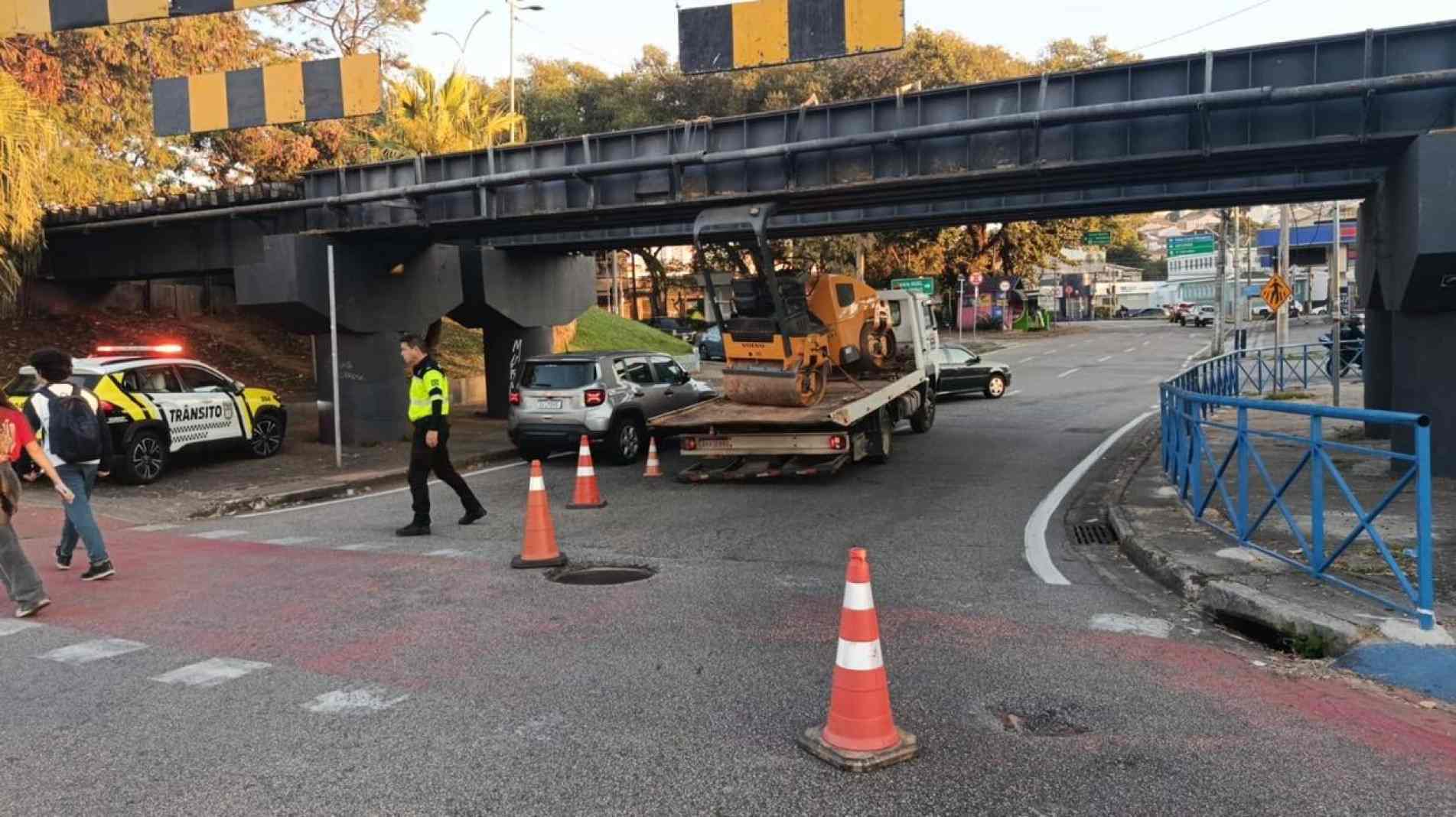 caminhão entala após tentar passar por viaduto mais baixo que sua altura indicada 