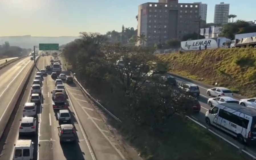 Os acidentes causaram 4 km de congestionamento