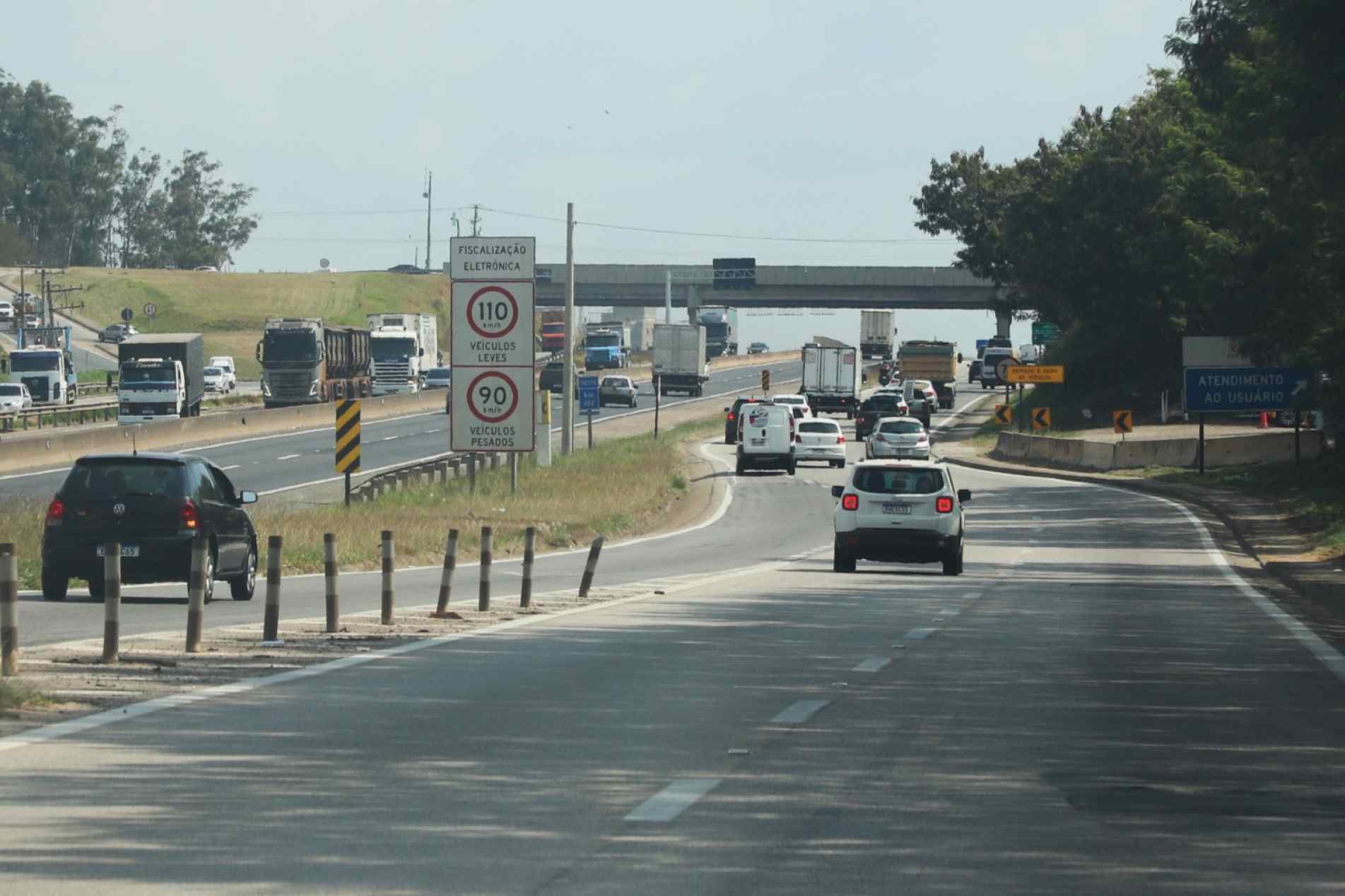 Raposo / perigo - A pista marginal da rodovia Raposo Tavares, próximo do Giga Atacado, tem um trecho perigoso. Os veículos que vêm da pista expressa acessam a pista da marginal em alta velocidade e logo na frente há um posto de atendimento da concessionária Sorocabana, onde veículos param.