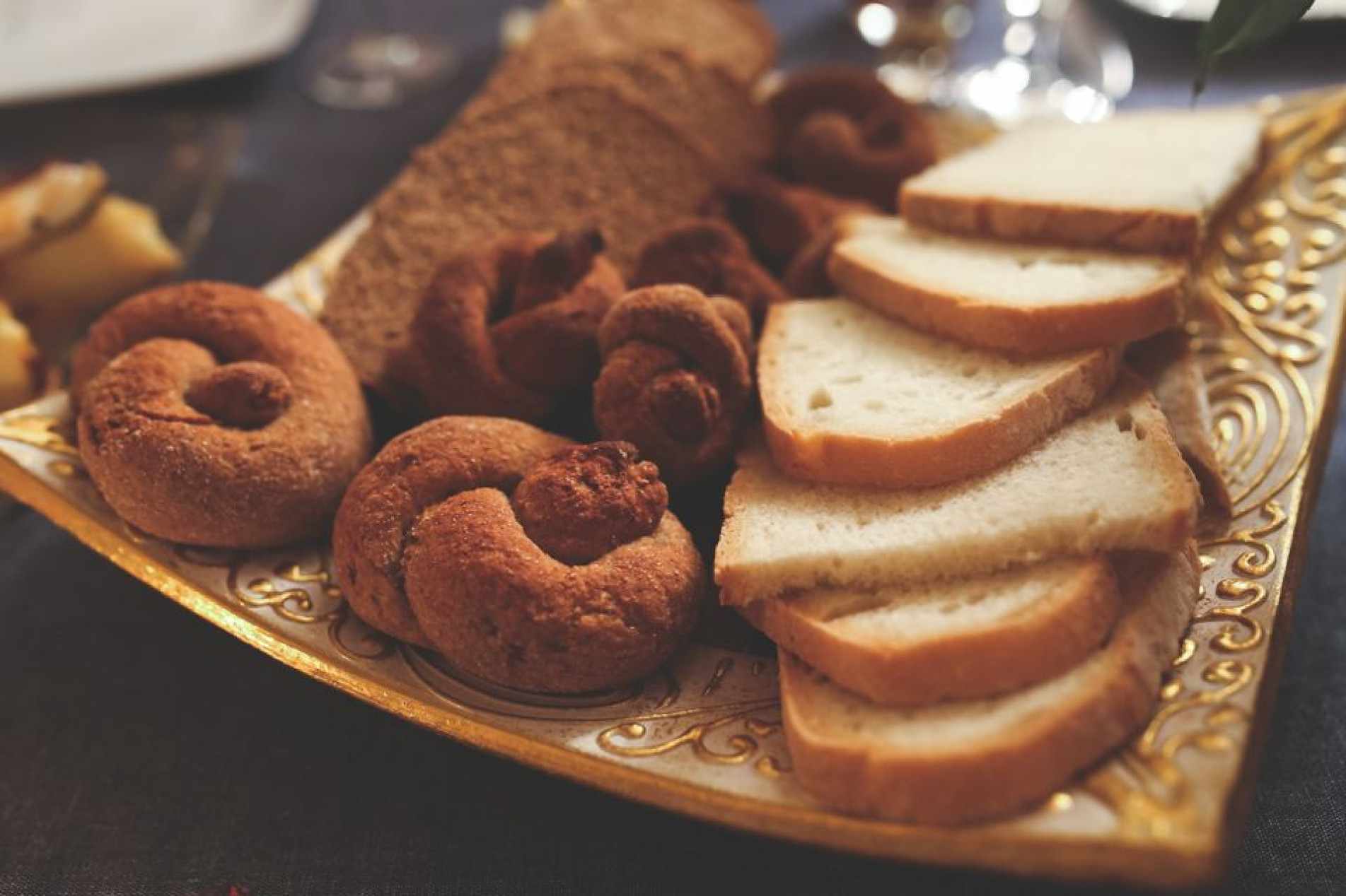 Pães diversos sobre uma bandeja