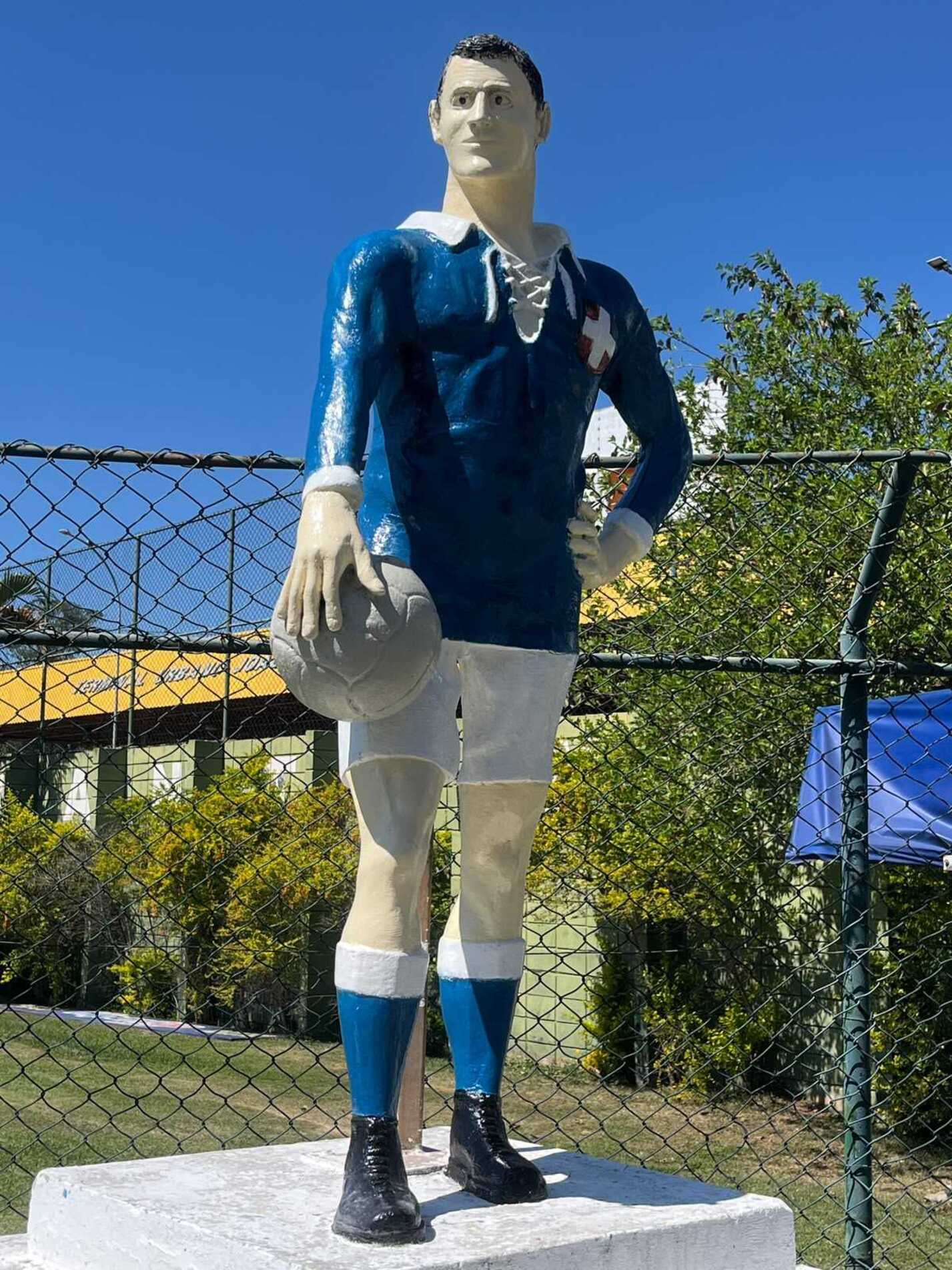 Iniciativa do servidor municipal Edson Moreira resgata um marco da história do Savoya Futebol Clube, um dos primeiros clubes de futebol do Brasil, fundado em 1º de janeiro de 1900 por imigrantes italianos e operários em Votorantim. Estátua está no Estádio Municipal Domenico Paolo Mitidieri  Pág. 7