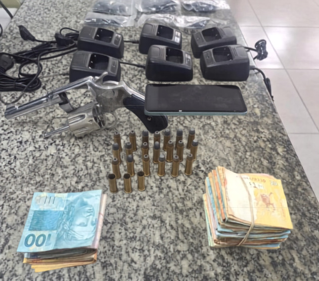 Foram encontrados R$ 4.284 em espécie e munições calibre .38