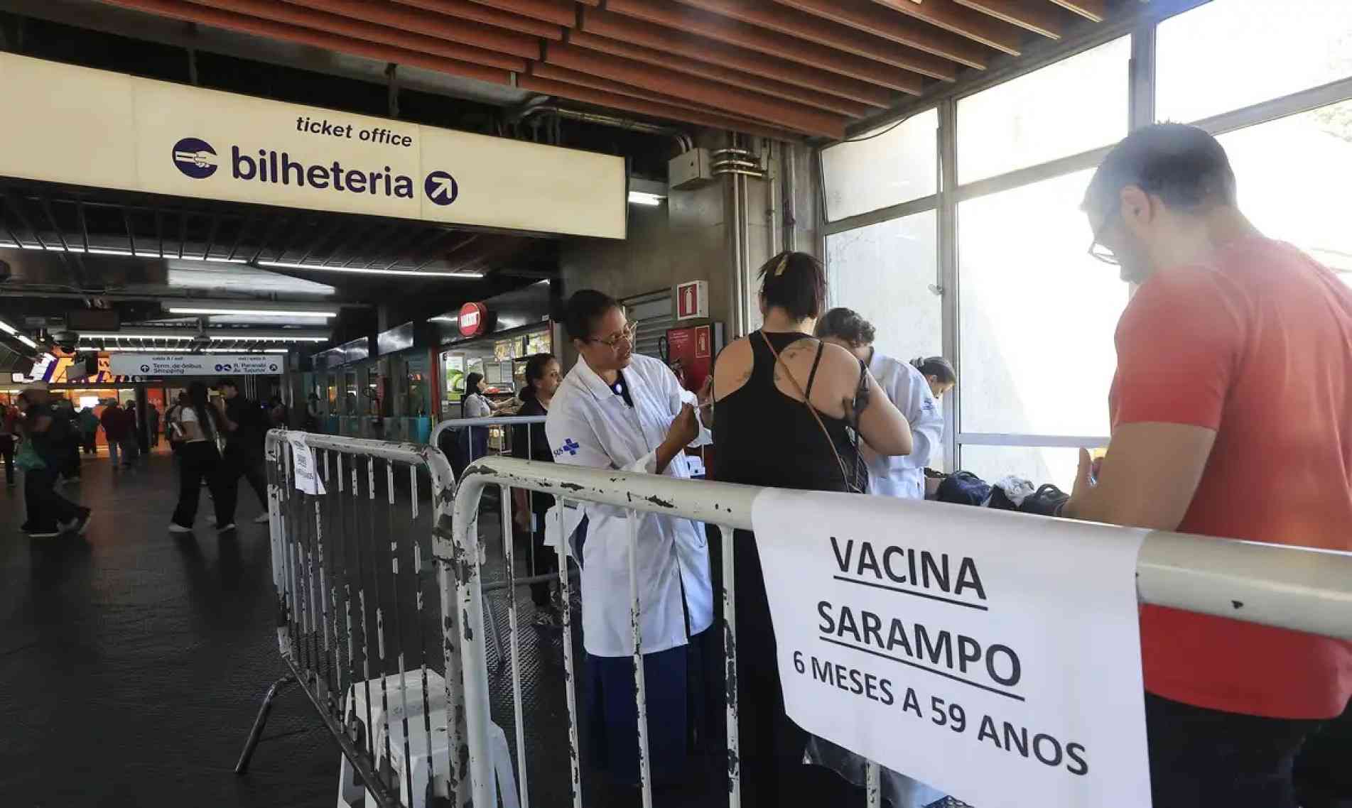 Posto de vacinação contra o Sarampo na Estação Metrô Tucuruvi em São Paulo