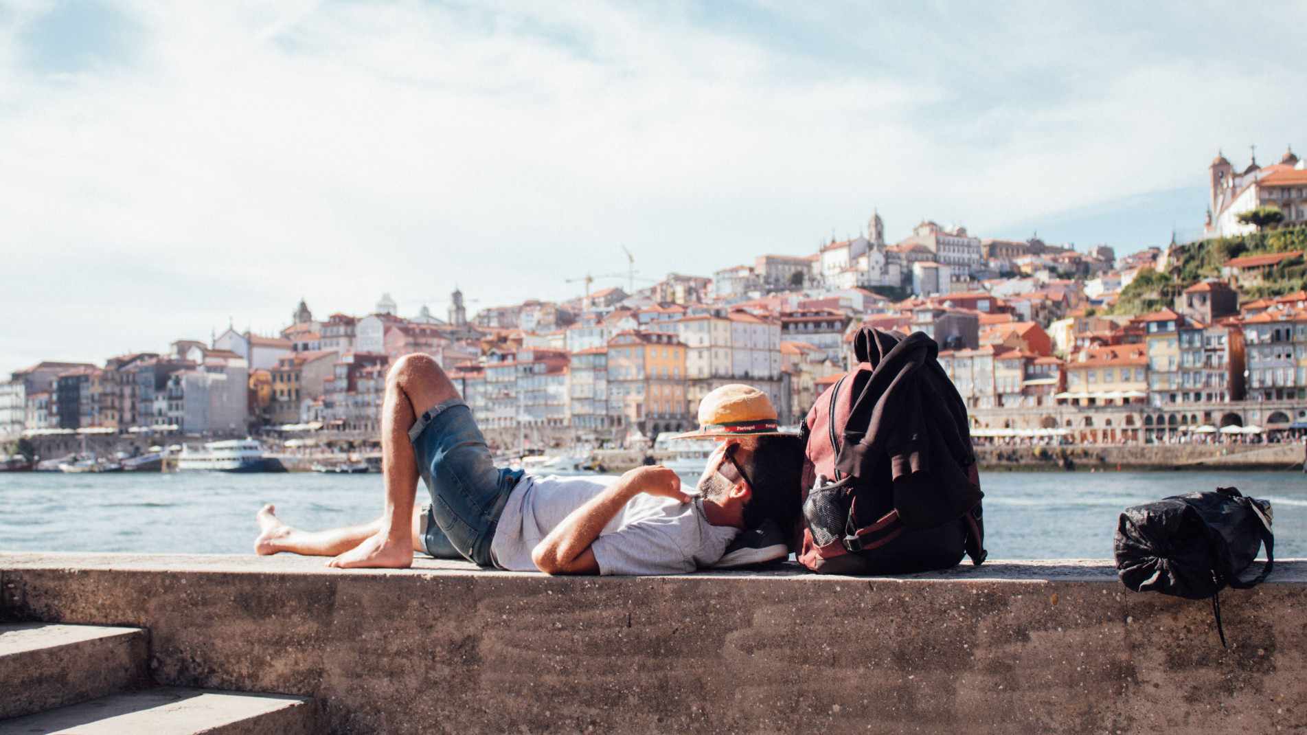 Homem descansa próximo ao rio Douro, em Portugal