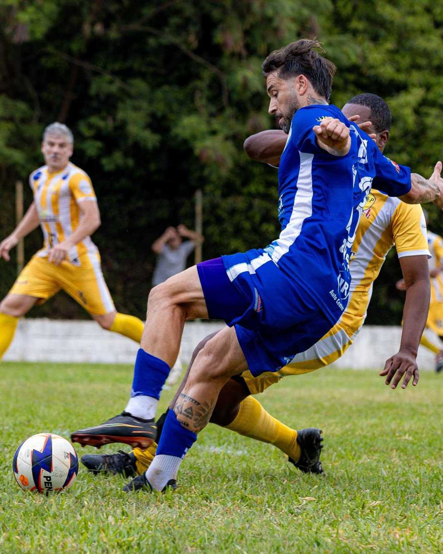 Vila Carvalho (azul) venceu o Além Ponte (amarelo) por 4 a 1