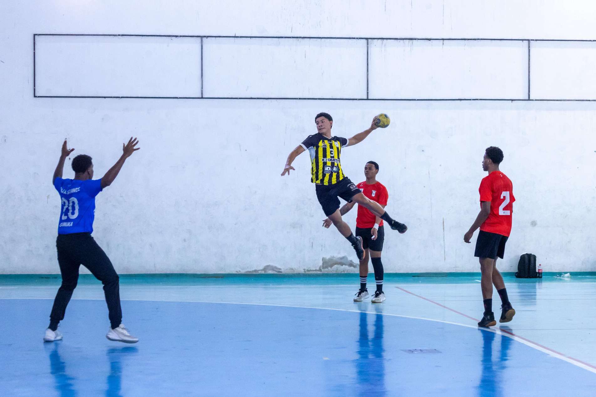 Equipe da casa abriu vantagem ainda no primeiro tempo e controlou o restante da partida