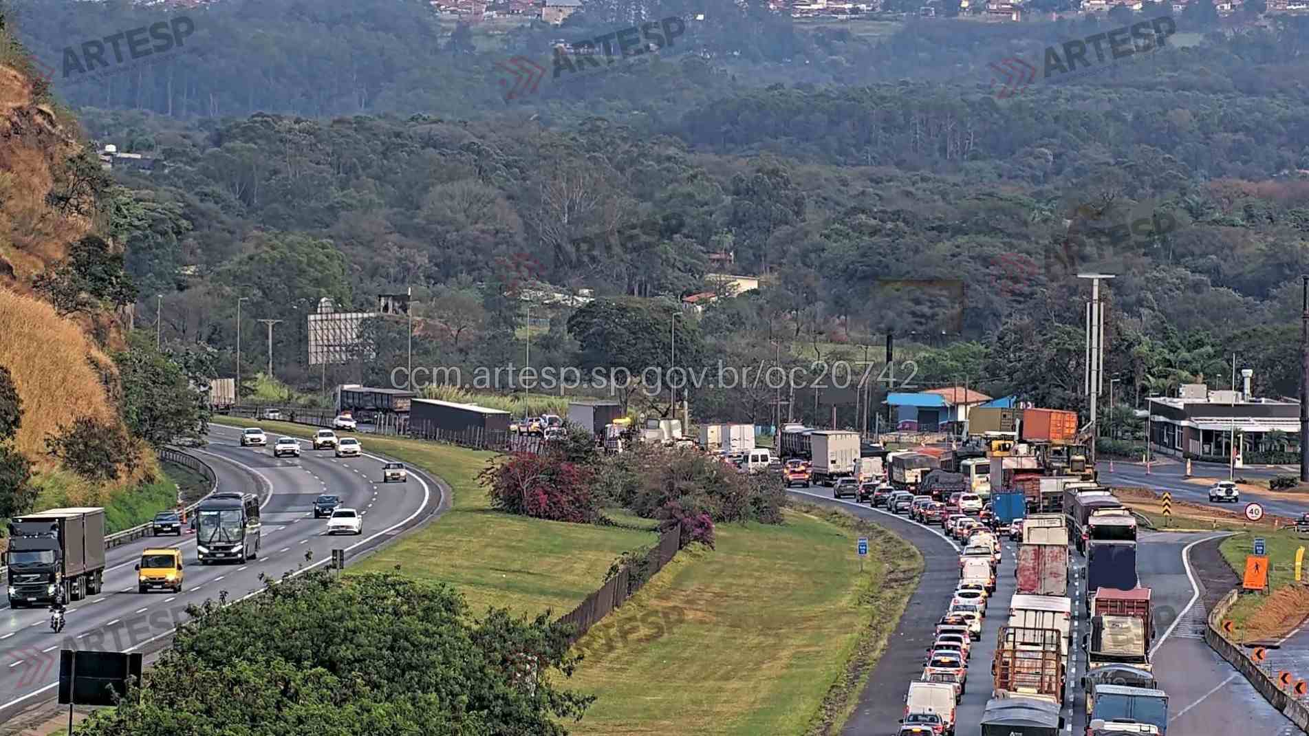 Até o momento, há registro de 4 quilômetros de congestionamento.