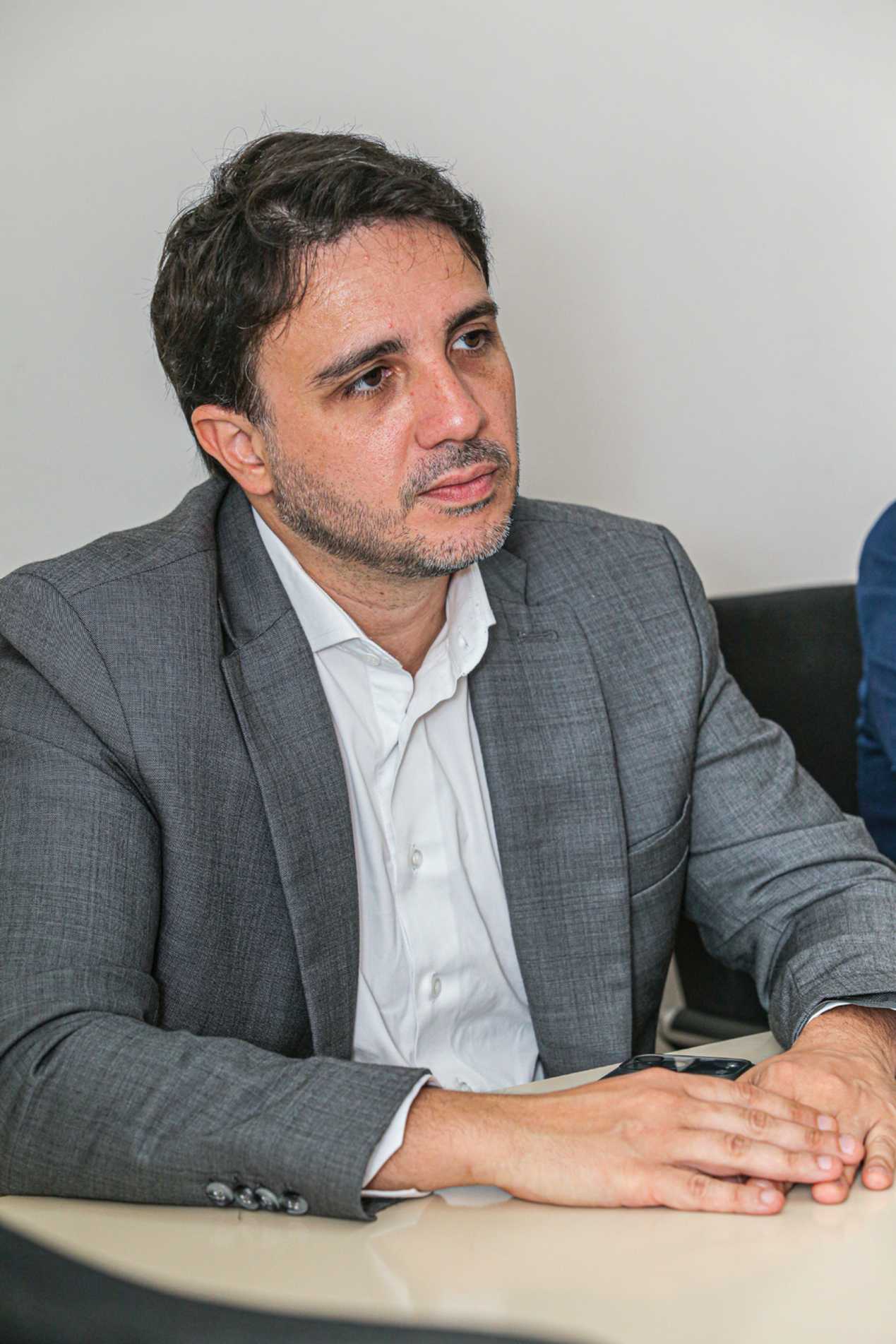 Decis&atilde;o foi tomada no processo que trata de eventuais irregularidades no registro de candidatura 