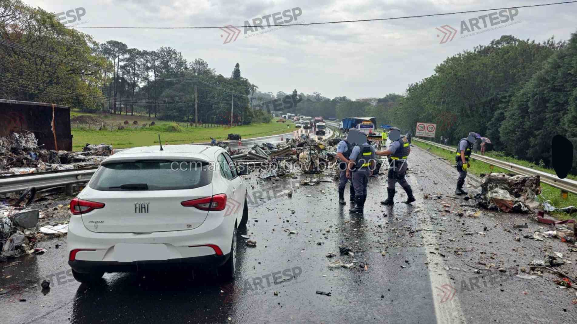 Policiais Militares Rodoviários atendendo à ocorrência 
