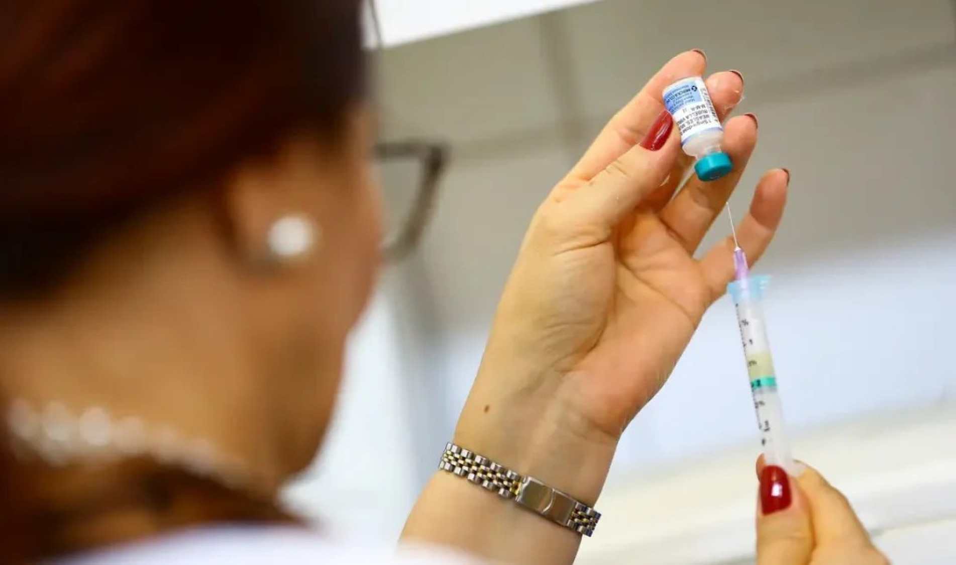 Vacina tríplice viral protege contra sarampo, caxumba e rubéola