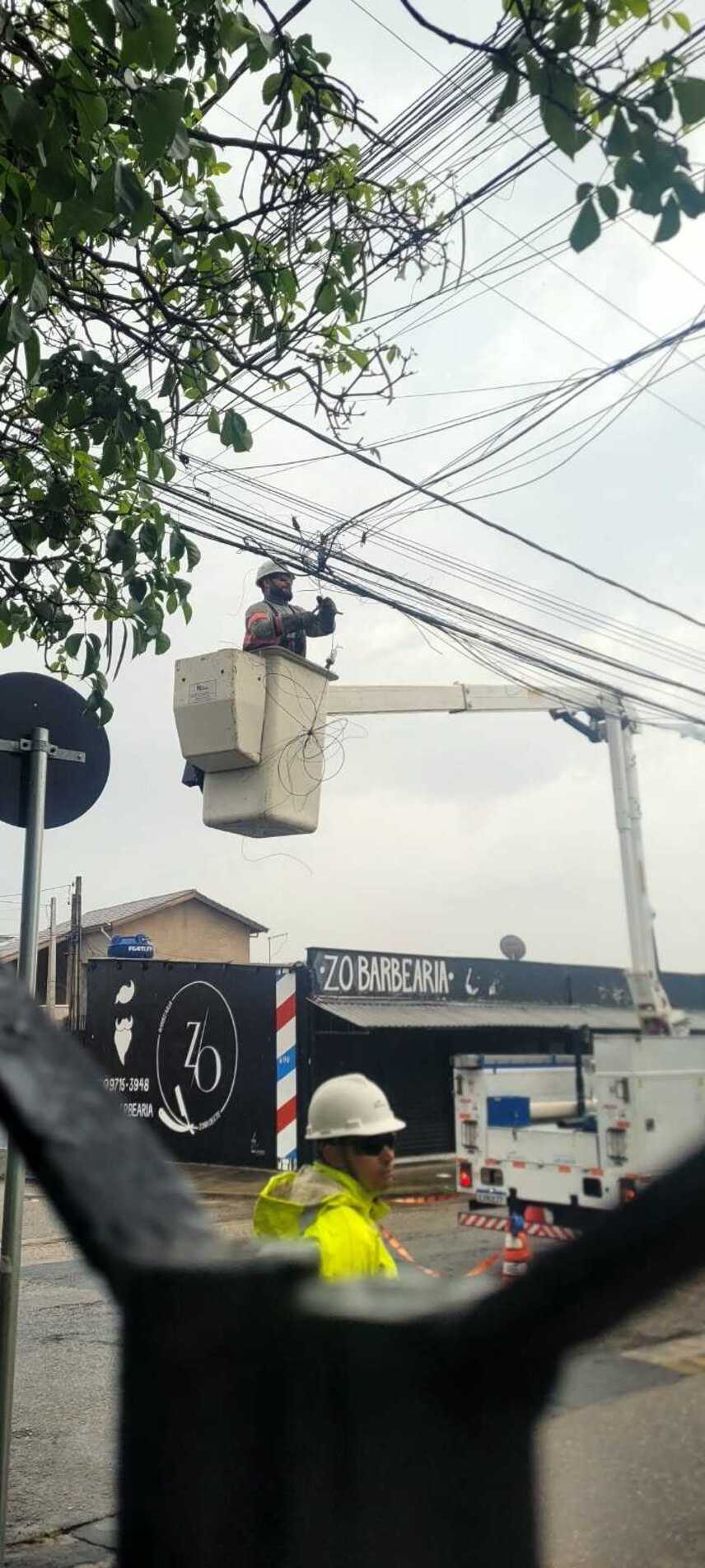 Funcionários da CPFL consertaram fios estourados no bairro Júlio de Mesquita Filho