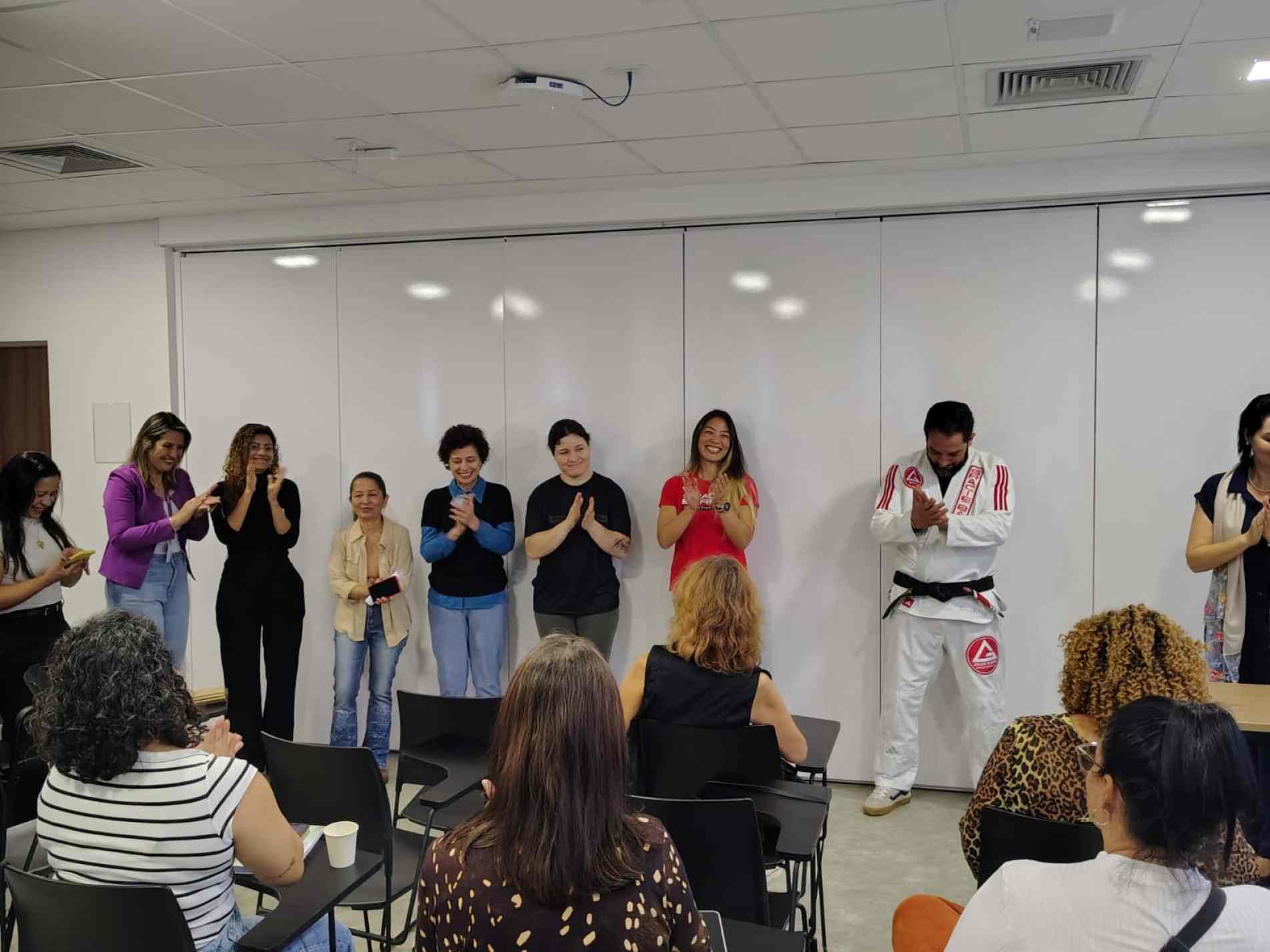 O curso trabalha ainda postura, inteligência emocional e linguagem corporal preventiva e assertiva