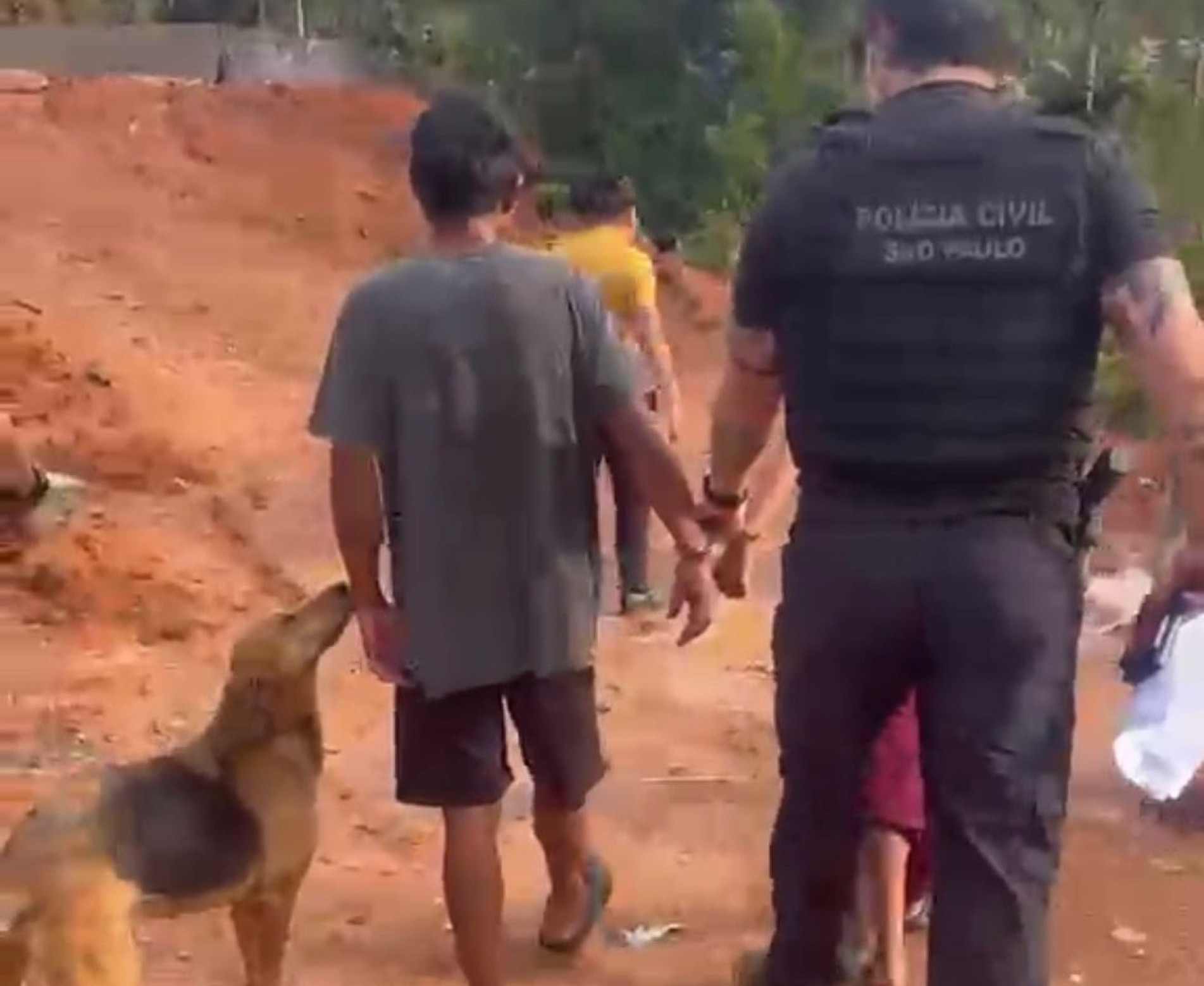 No cumprimento das ordens judiciais, as equipes foram até a aldeia onde a família vive e contaram com o apoio do cacique para localizar os suspeitos