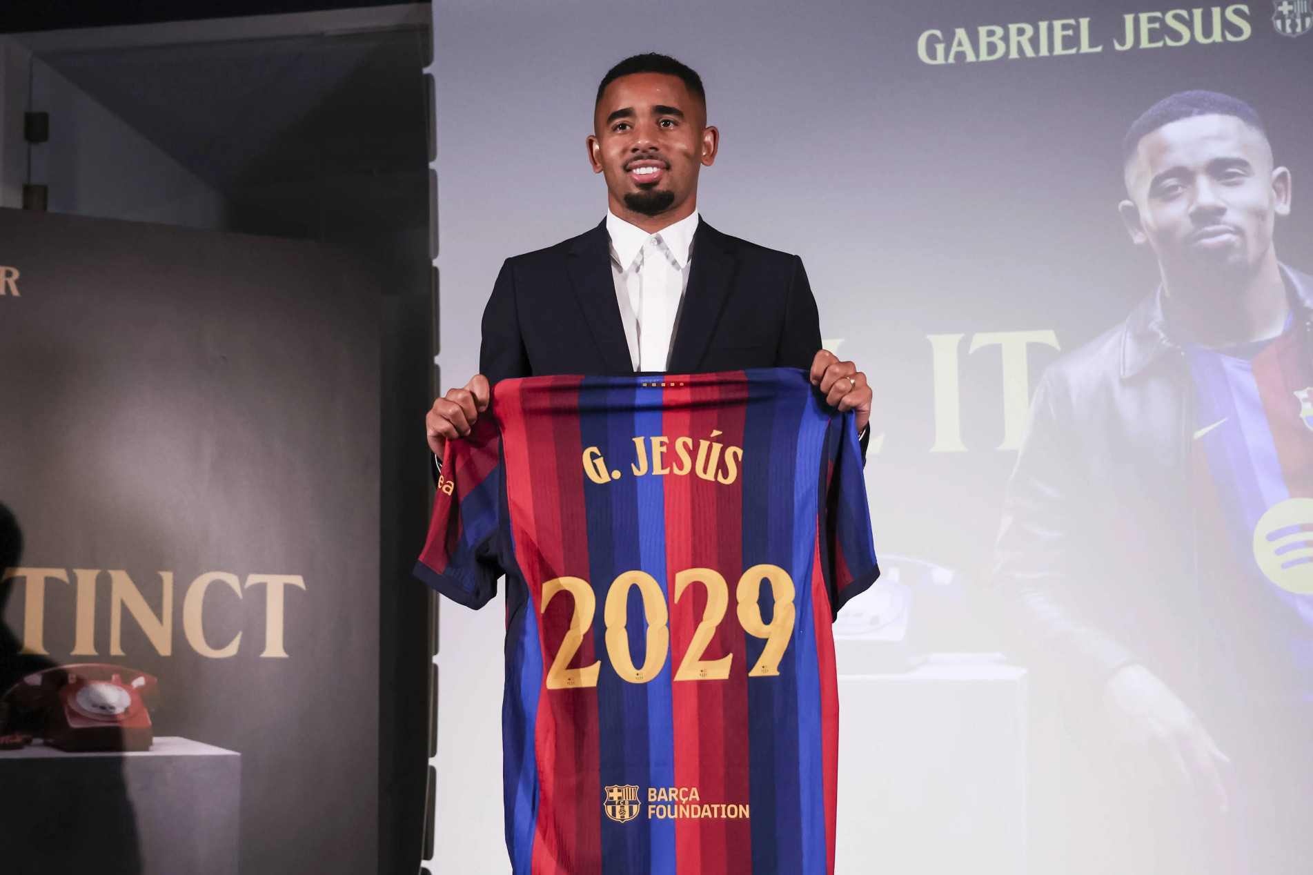 Jogador foi apresentado ontem pelo clube espanhol