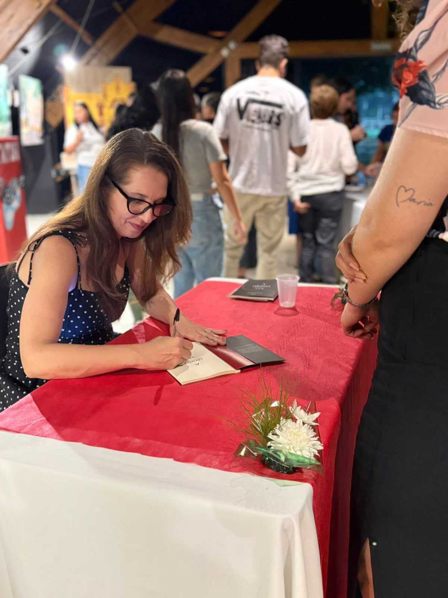 Em noite de autógrafos, escritora celebra reconhecimento do público por suas obras