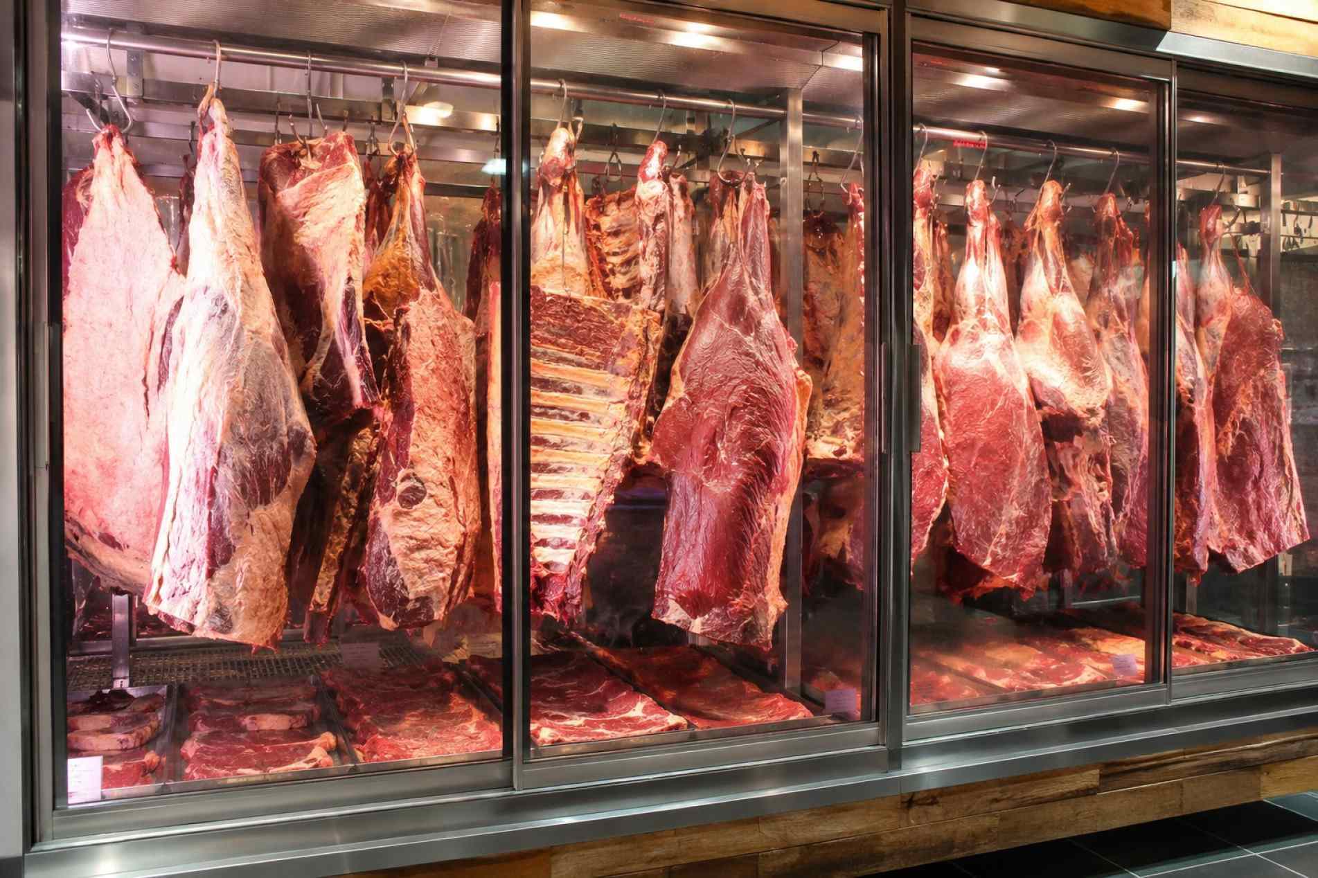Baixa nas exportações reflete em menores valores em cortes de carne suína e bovina  