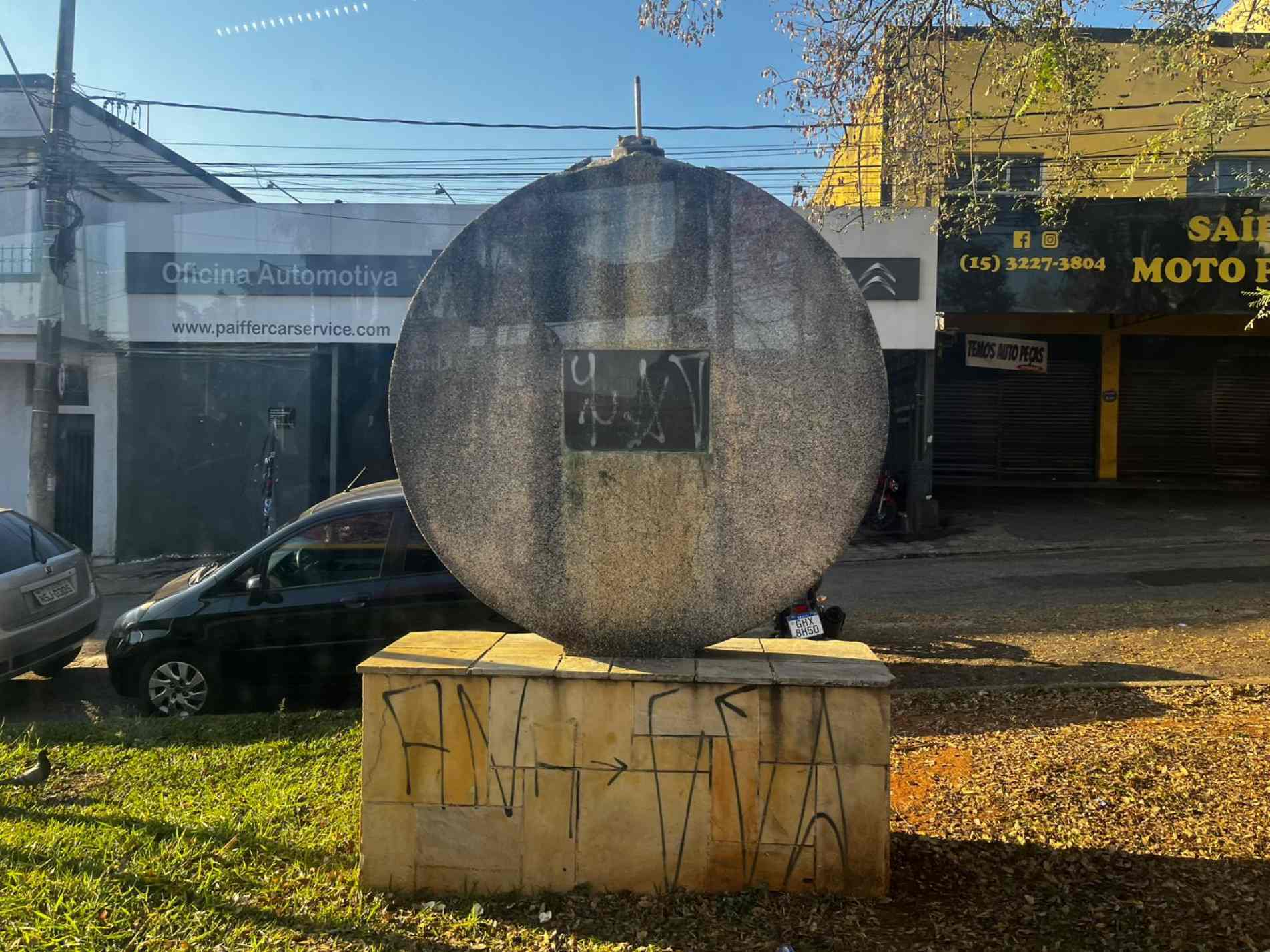 Escultura continua com pichações, sujeira e sem estatueta