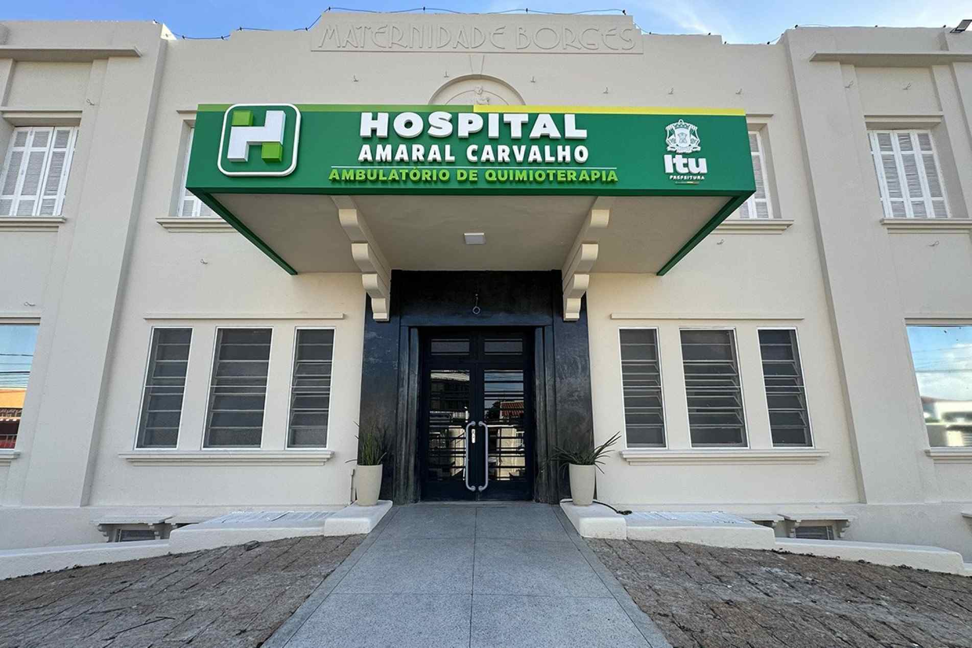 Hospital Amaral Carvalho, Centro de Quimioterapia, referência em transplante de medula óssea no Brasil, realiza em média de 250 transplantes por ano.