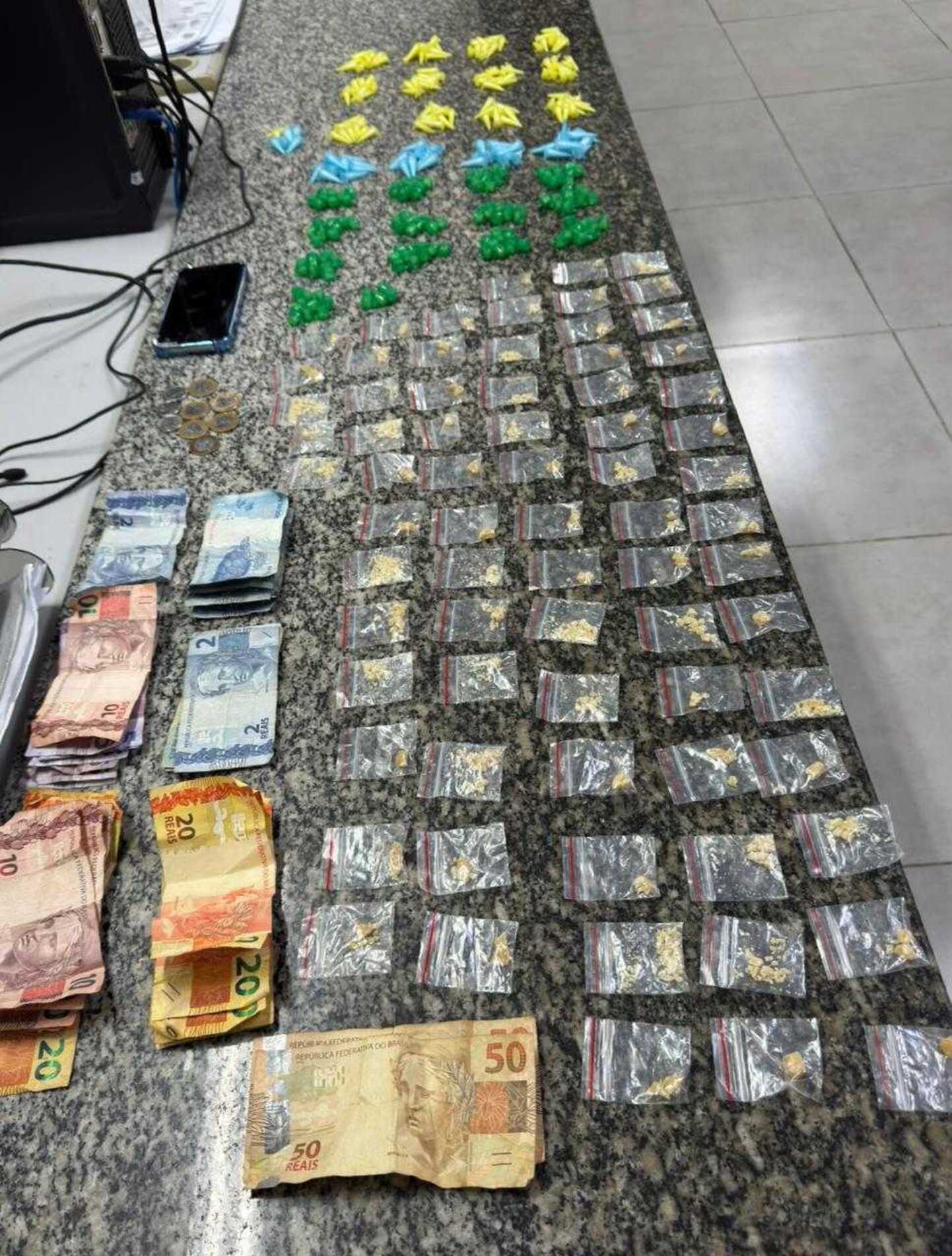Segundo a Polícia Militar, foram apreendidos 375 microtubos com cocaína e crack, além de R$ 378,50