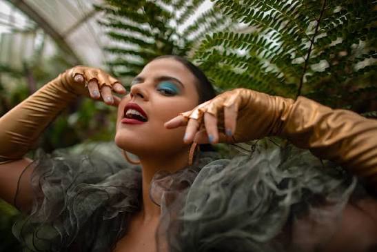 Cantora Amanda Magalhães apresenta com o 
show cênico-musical 