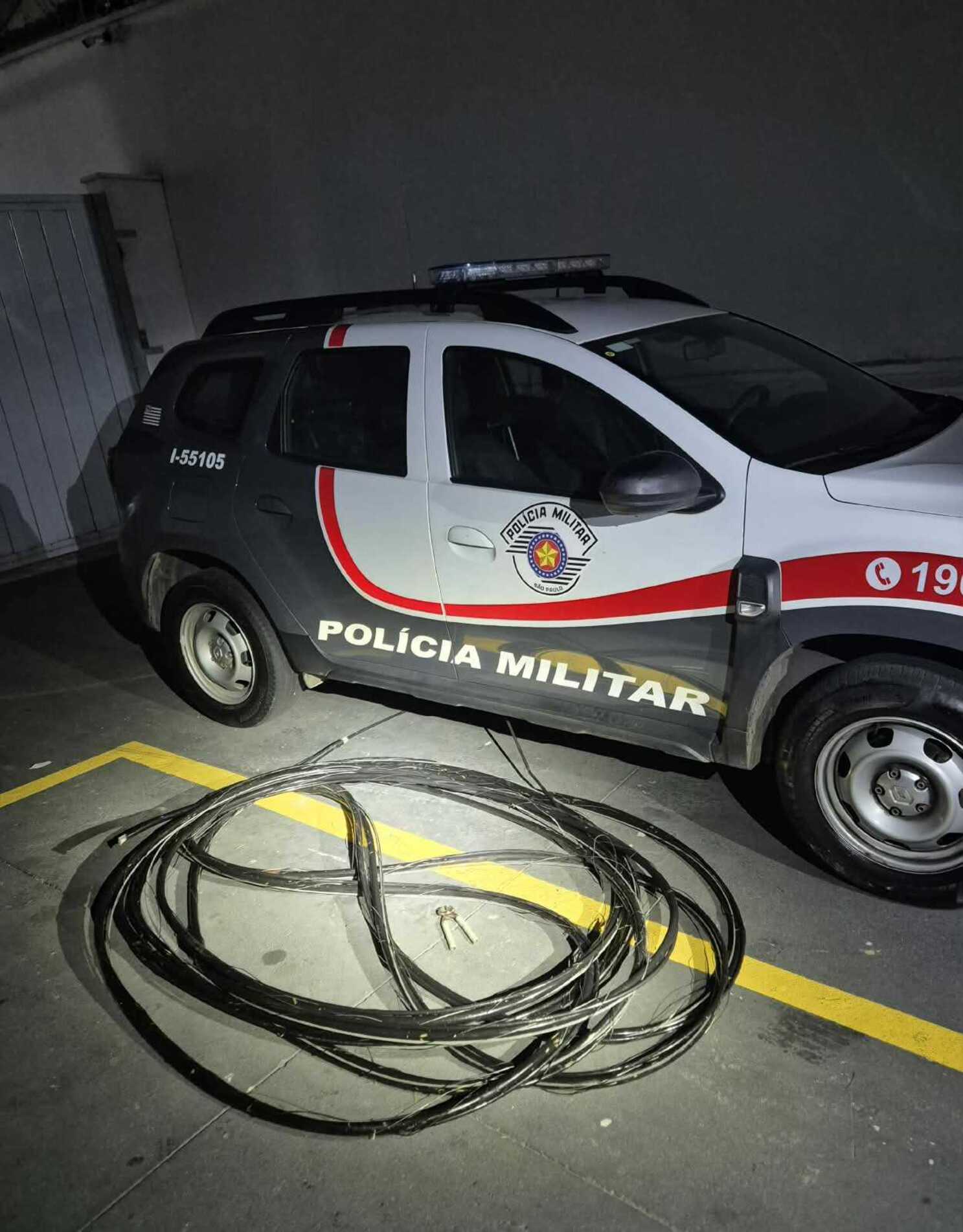 Policiais localizaram aproximadamente 25 metros de fios de cobre já cortados