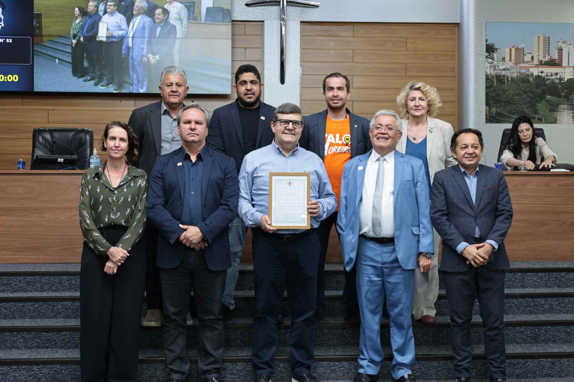 Presidente da instituição, José Belini Neto, recebe a homenagem ao lado de vereadores