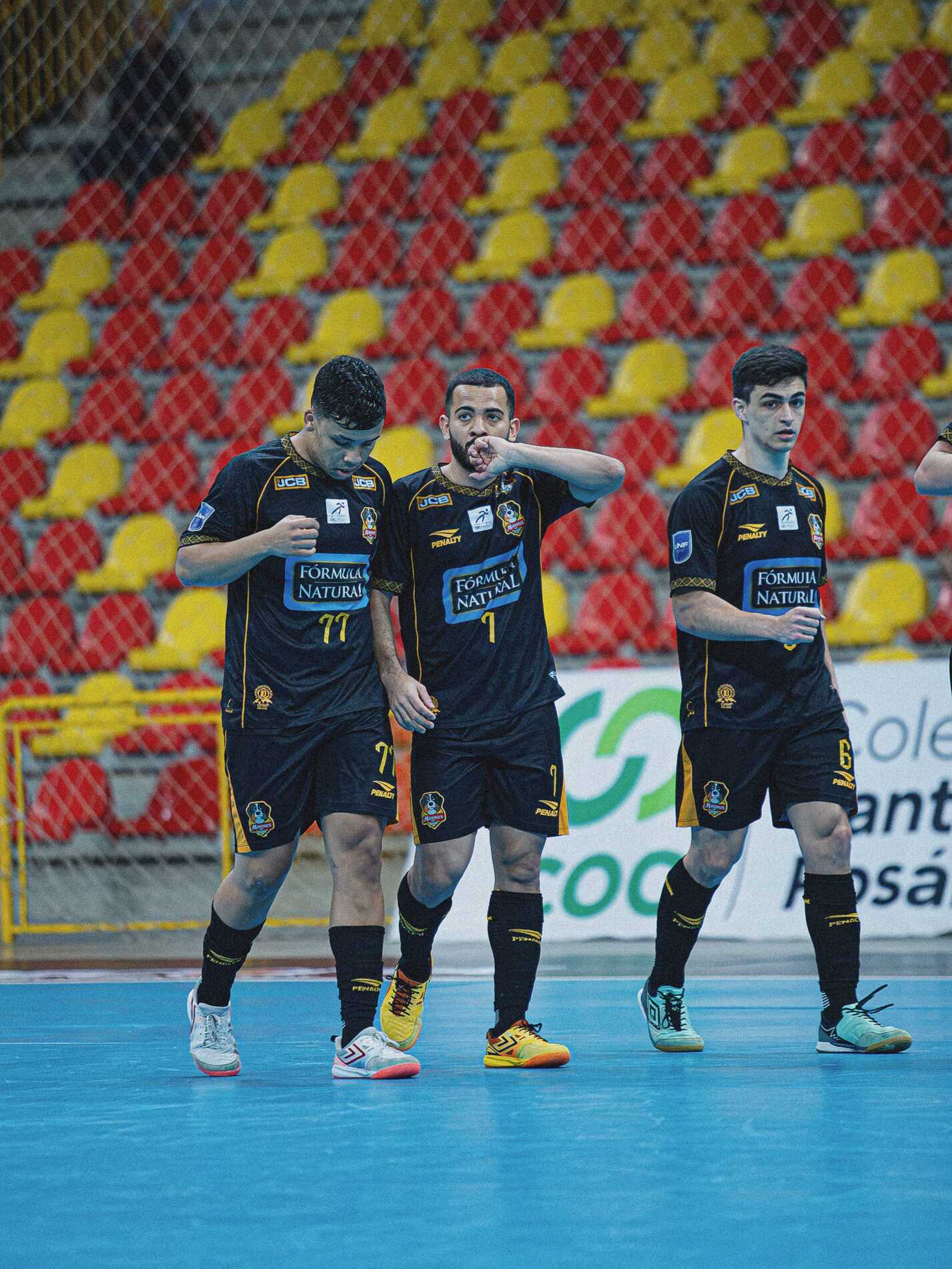 Joaozinho, Bruno Andrade e Mendonça comemorando o primeiro gol do jogo