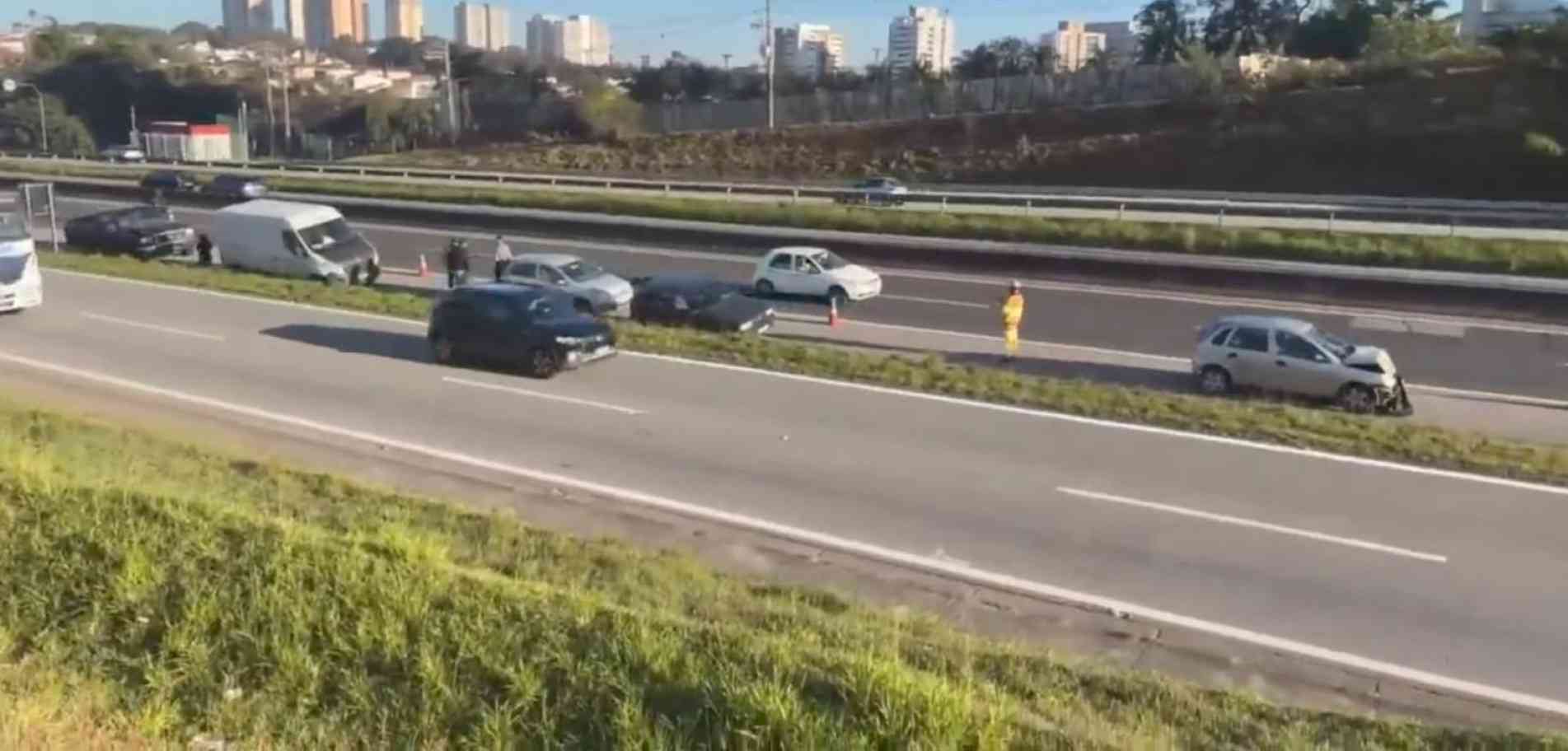 Engavetamento na rodovia Raposo Tavares no quilômetro 101